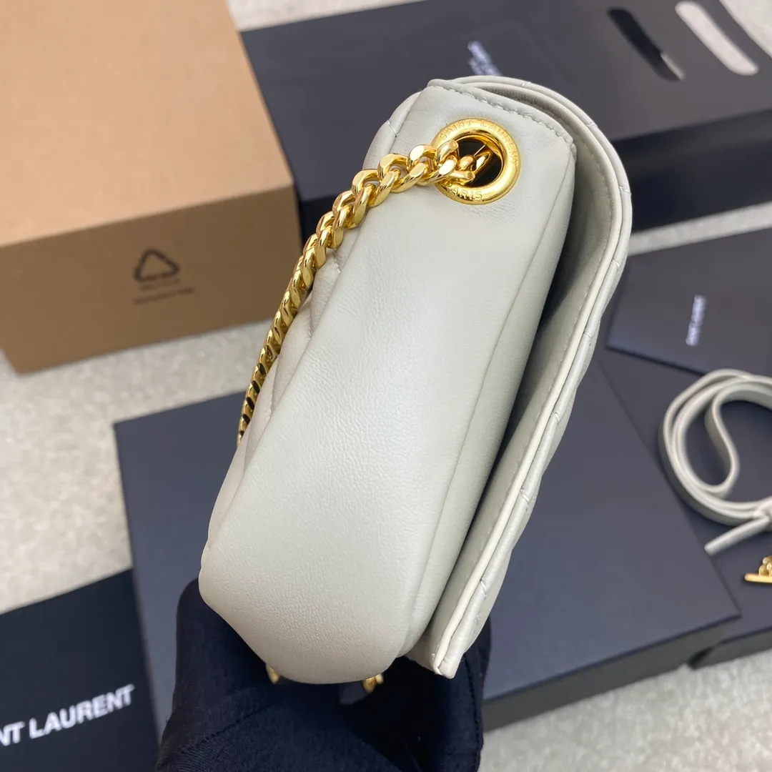 Milk white sheepskin/gold 🌈KATE 99 quilted sheepskin handbag. Speaking of the most popular bags in the past two years, the name of the armpit bag must be included! Carry it with a spaghetti strap. There is a kind of casual French elegance, which makes people think that this girl is very fashionable at first glance, but she is also effortlessly fashionable. There is also a long leather shoulder strap that can be worn interchangeably! One pack for multiple uses👍20230750 Model: 632014 [original leather] Size: 26x13.5x4.5cm