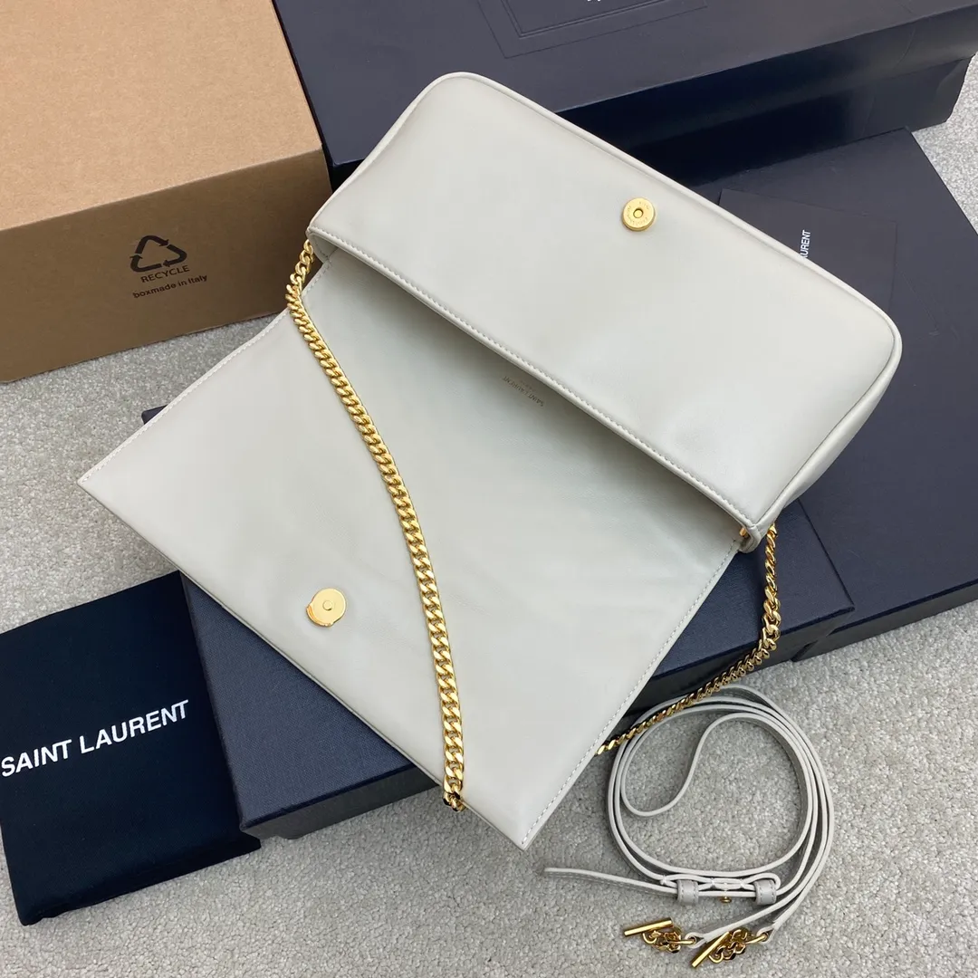 Milk white sheepskin/gold 🌈KATE 99 quilted sheepskin handbag. Speaking of the most popular bags in the past two years, the name of the armpit bag must be included! Carry it with a spaghetti strap. There is a kind of casual French elegance, which makes people think that this girl is very fashionable at first glance, but she is also effortlessly fashionable. There is also a long leather shoulder strap that can be worn interchangeably! One pack for multiple uses👍20230750 Model: 632014 [original leather] Size: 26x13.5x4.5cm
