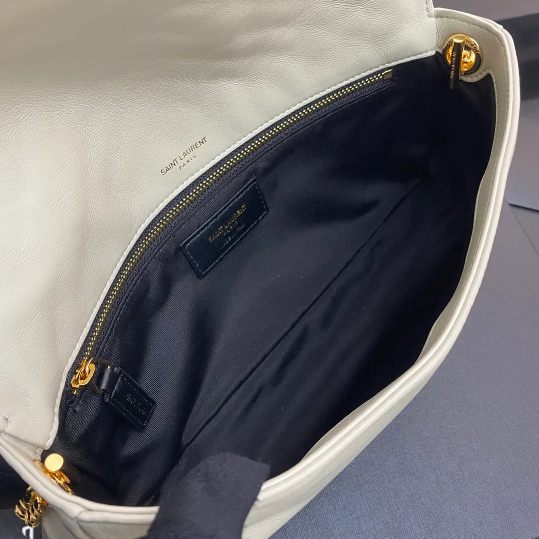 Milk white sheepskin/gold 🌈KATE 99 quilted sheepskin handbag. Speaking of the most popular bags in the past two years, the name of the armpit bag must be included! Carry it with a spaghetti strap. There is a kind of casual French elegance, which makes people think that this girl is very fashionable at first glance, but she is also effortlessly fashionable. There is also a long leather shoulder strap that can be worn interchangeably! One pack for multiple uses👍20230750 Model: 632014 [original leather] Size: 26x13.5x4.5cm