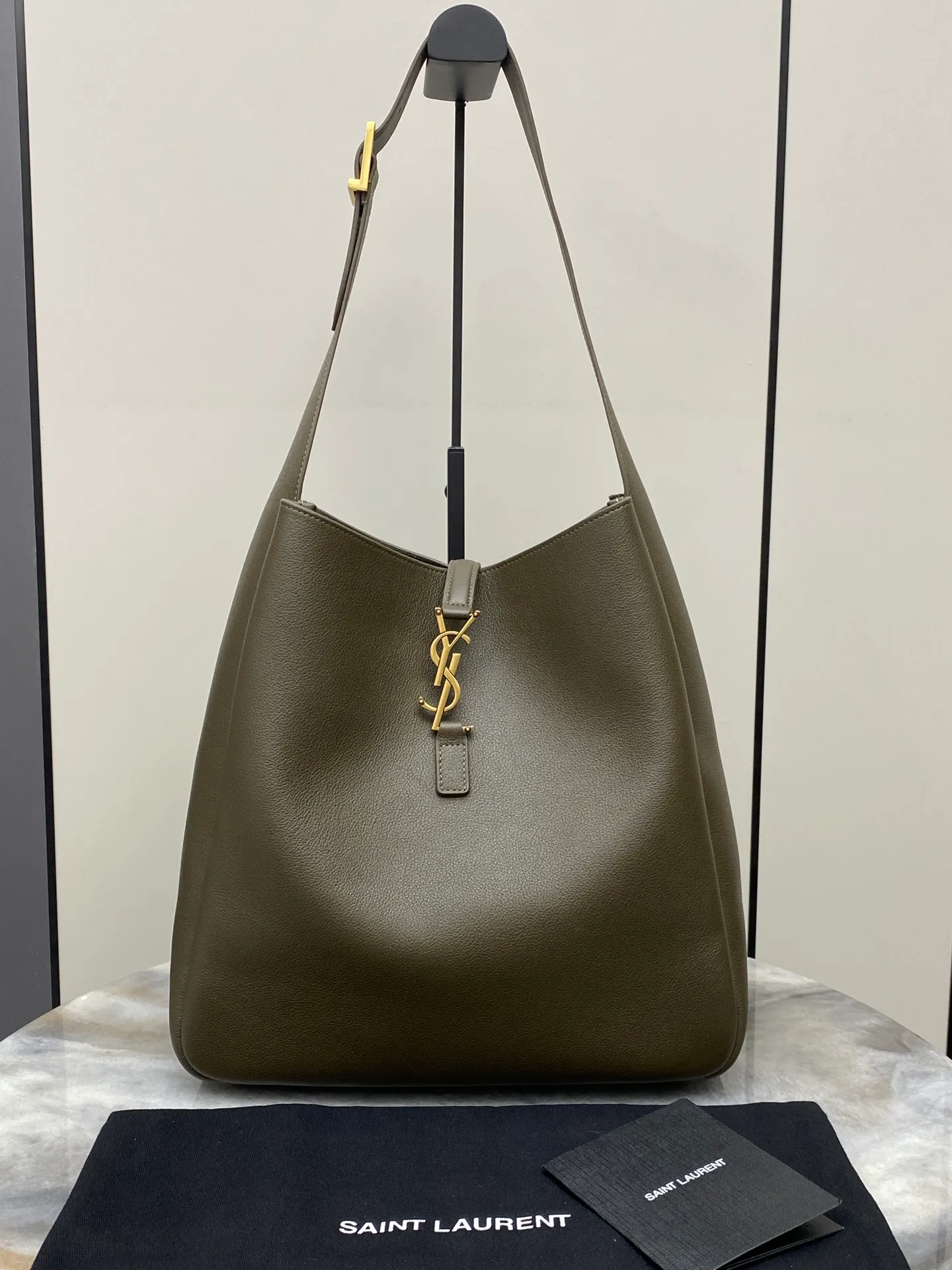 💰1900 Green plain/antique gold 🌈LE5A7 large smooth leather soft handbag, the same style as the Korean star Hobo!! This year’s extremely popular armpit bag Y Family is late but it’s here! ! The outline of the bag is simple and three-dimensional, and it looks stiff but not too sharp. Paired with the brand's iconic plug-in buckle, the overall look gives it a unique temperament that is both classic and elegant, yet also fashionable and modern. 20230950 Model: 753837 [original leather] Size: 30x31x13cm