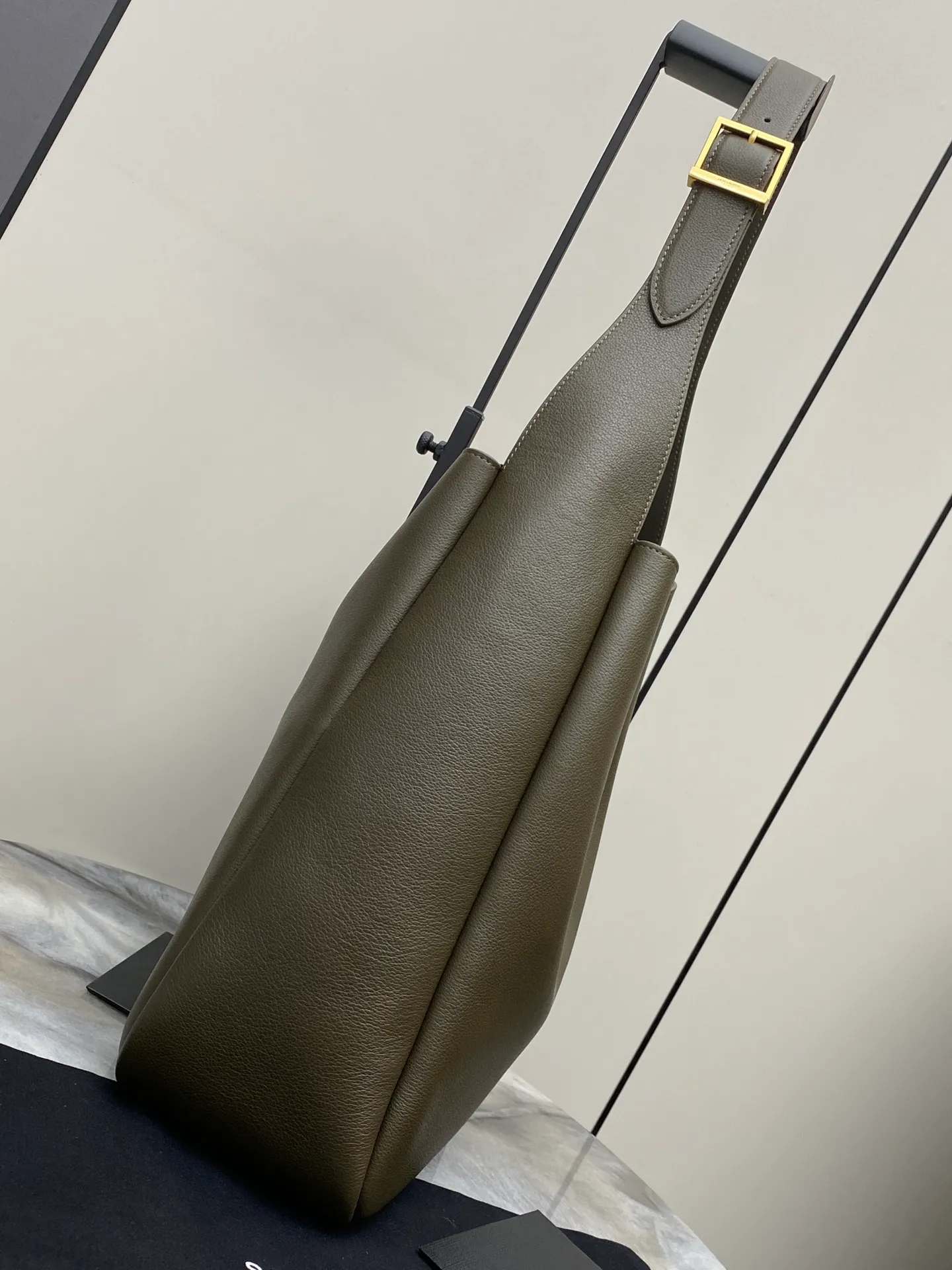 💰1900 Green plain/antique gold 🌈LE5A7 large smooth leather soft handbag, the same style as the Korean star Hobo!! This year’s extremely popular armpit bag Y Family is late but it’s here! ! The outline of the bag is simple and three-dimensional, and it looks stiff but not too sharp. Paired with the brand's iconic plug-in buckle, the overall look gives it a unique temperament that is both classic and elegant, yet also fashionable and modern. 20230950 Model: 753837 [original leather] Size: 30x31x13cm