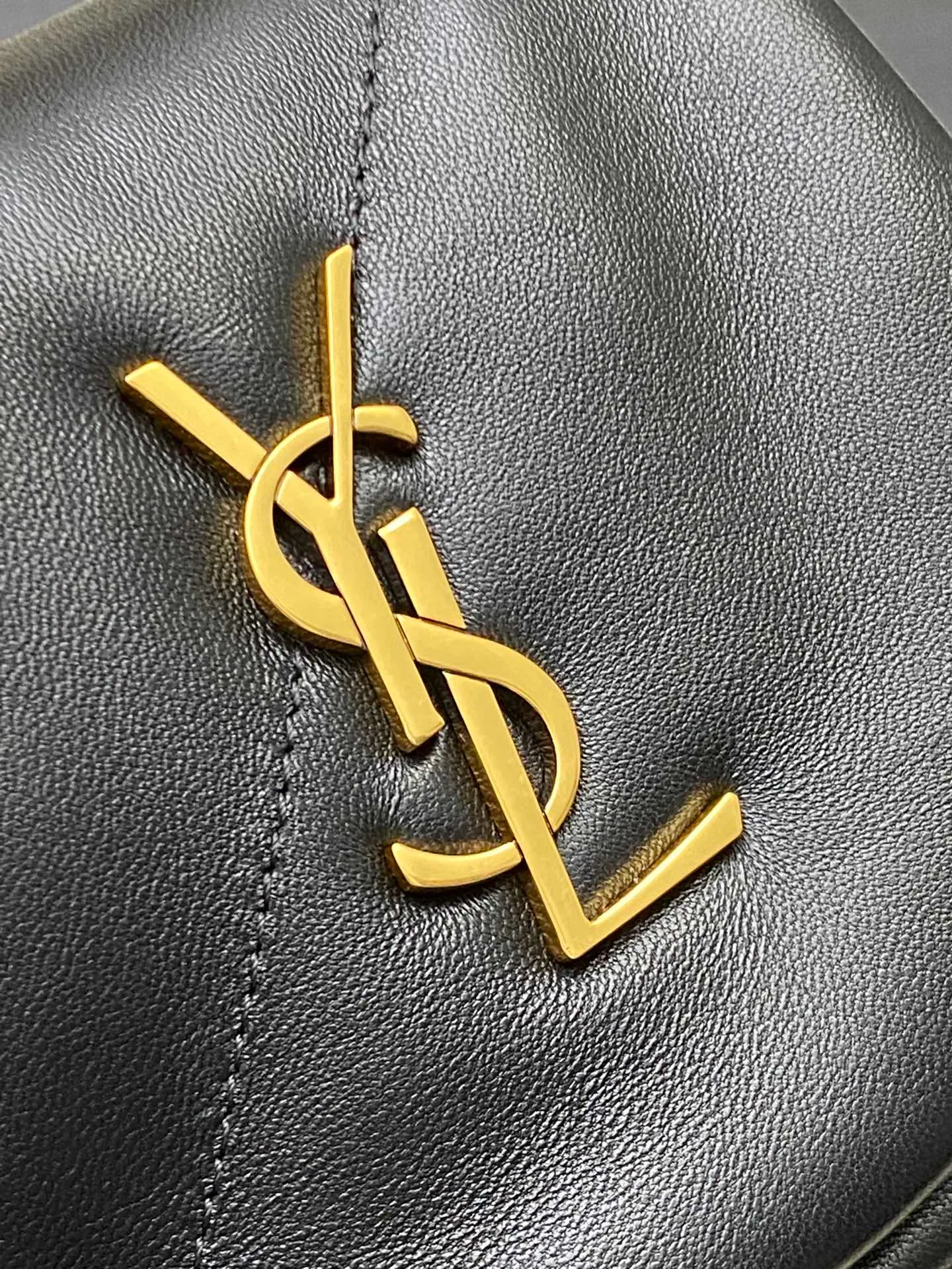 💰1260 black sheepskin/antique gold 🌈New JAMIE mini original sheepskin handbag! Bag in soft nappa leather with CARRE RIVE GAUCHE crepe topstitching. Lightweight and compact, with an adjustable sliding shoulder strap, it can be worn in a variety of ways. The bag is designed with a classic retro distressed version. It is very beautiful and fashionable, versatile for commuting, unexpectedly light and very practical! Even though it has a small capacity, it can definitely be carried by hand, on one shoulder or cross-body! Definitely not a small waste bag😎20240630 Model: 801362 [original leather] Size: 16x11x4cm