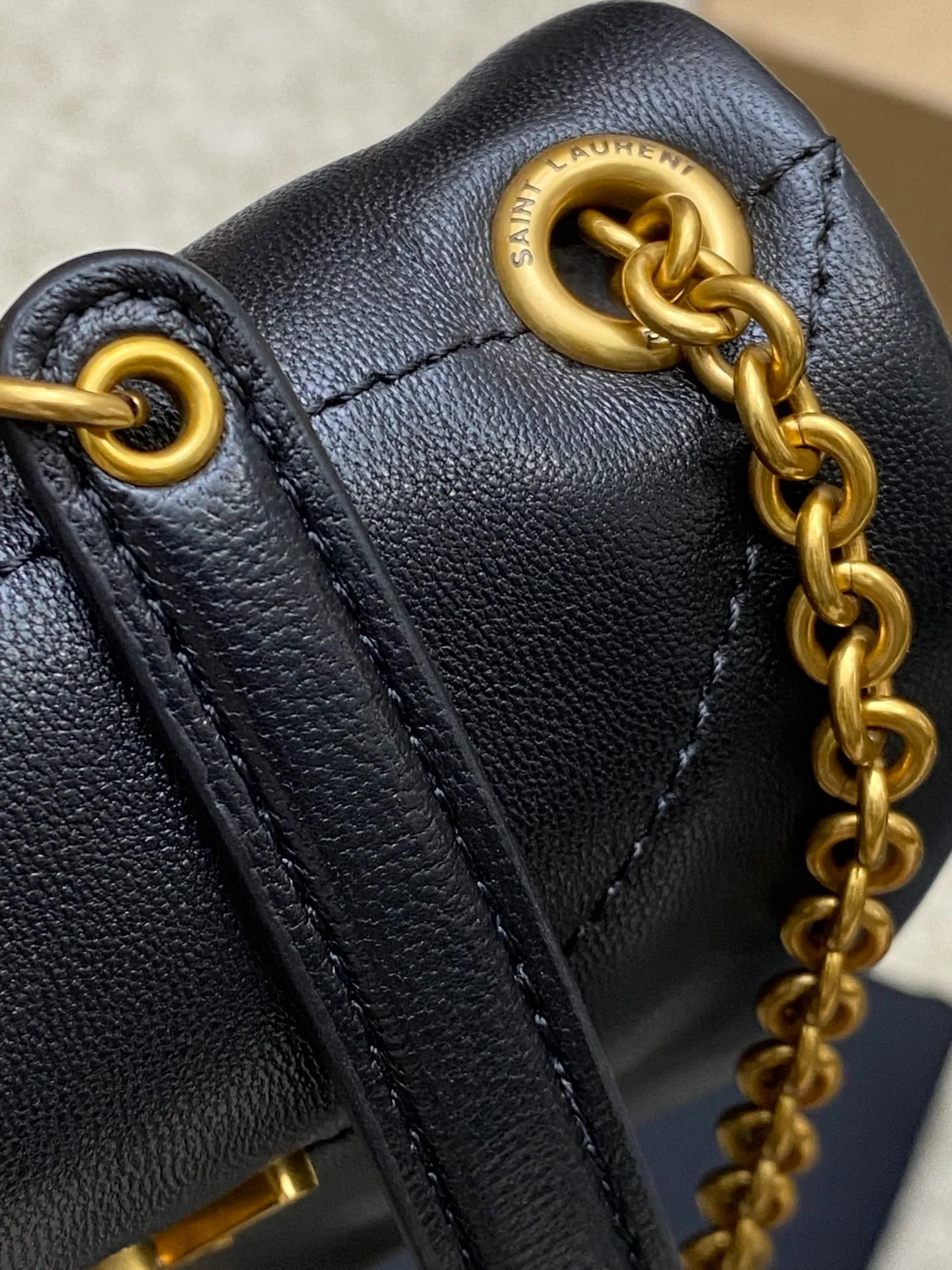 💰1260 black sheepskin/antique gold 🌈New JAMIE mini original sheepskin handbag! Bag in soft nappa leather with CARRE RIVE GAUCHE crepe topstitching. Lightweight and compact, with an adjustable sliding shoulder strap, it can be worn in a variety of ways. The bag is designed with a classic retro distressed version. It is very beautiful and fashionable, versatile for commuting, unexpectedly light and very practical! Even though it has a small capacity, it can definitely be carried by hand, on one shoulder or cross-body! Definitely not a small waste bag😎20240630 Model: 801362 [original leather] Size: 16x11x4cm