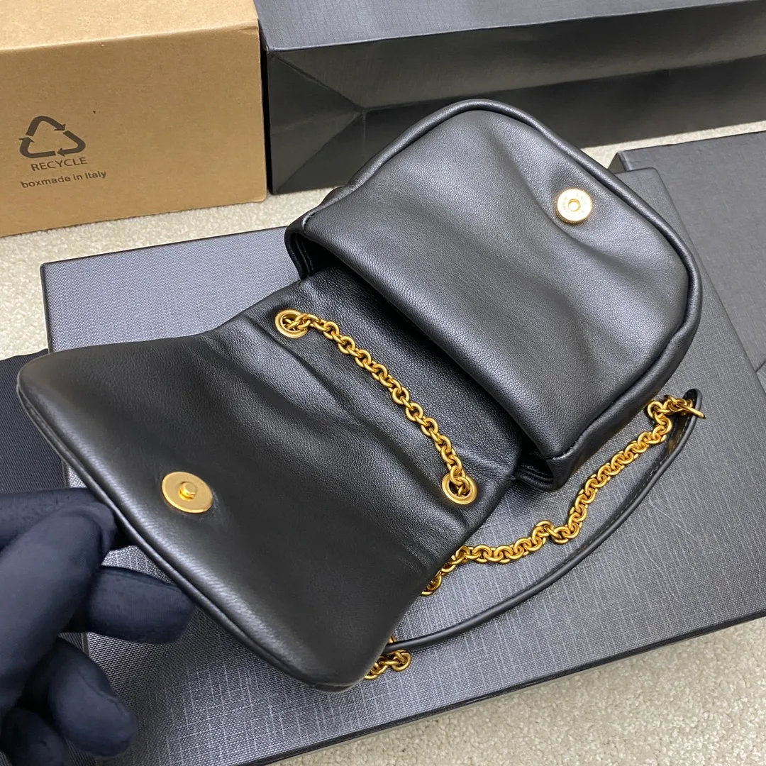 💰1260 black sheepskin/antique gold 🌈New JAMIE mini original sheepskin handbag! Bag in soft nappa leather with CARRE RIVE GAUCHE crepe topstitching. Lightweight and compact, with an adjustable sliding shoulder strap, it can be worn in a variety of ways. The bag is designed with a classic retro distressed version. It is very beautiful and fashionable, versatile for commuting, unexpectedly light and very practical! Even though it has a small capacity, it can definitely be carried by hand, on one shoulder or cross-body! Definitely not a small waste bag😎20240630 Model: 801362 [original leather] Size: 16x11x4cm
