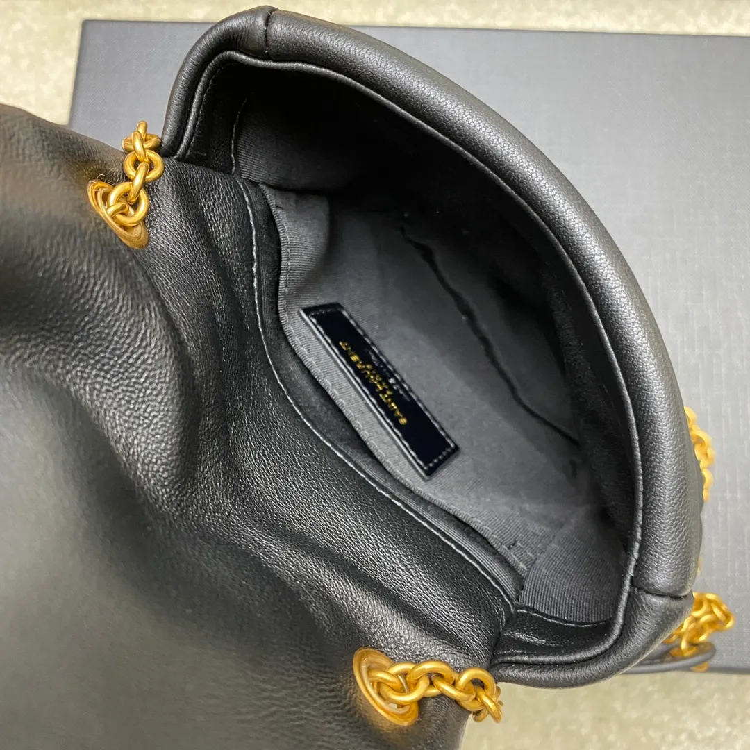 💰1260 black sheepskin/antique gold 🌈New JAMIE mini original sheepskin handbag! Bag in soft nappa leather with CARRE RIVE GAUCHE crepe topstitching. Lightweight and compact, with an adjustable sliding shoulder strap, it can be worn in a variety of ways. The bag is designed with a classic retro distressed version. It is very beautiful and fashionable, versatile for commuting, unexpectedly light and very practical! Even though it has a small capacity, it can definitely be carried by hand, on one shoulder or cross-body! Definitely not a small waste bag😎20240630 Model: 801362 [original leather] Size: 16x11x4cm