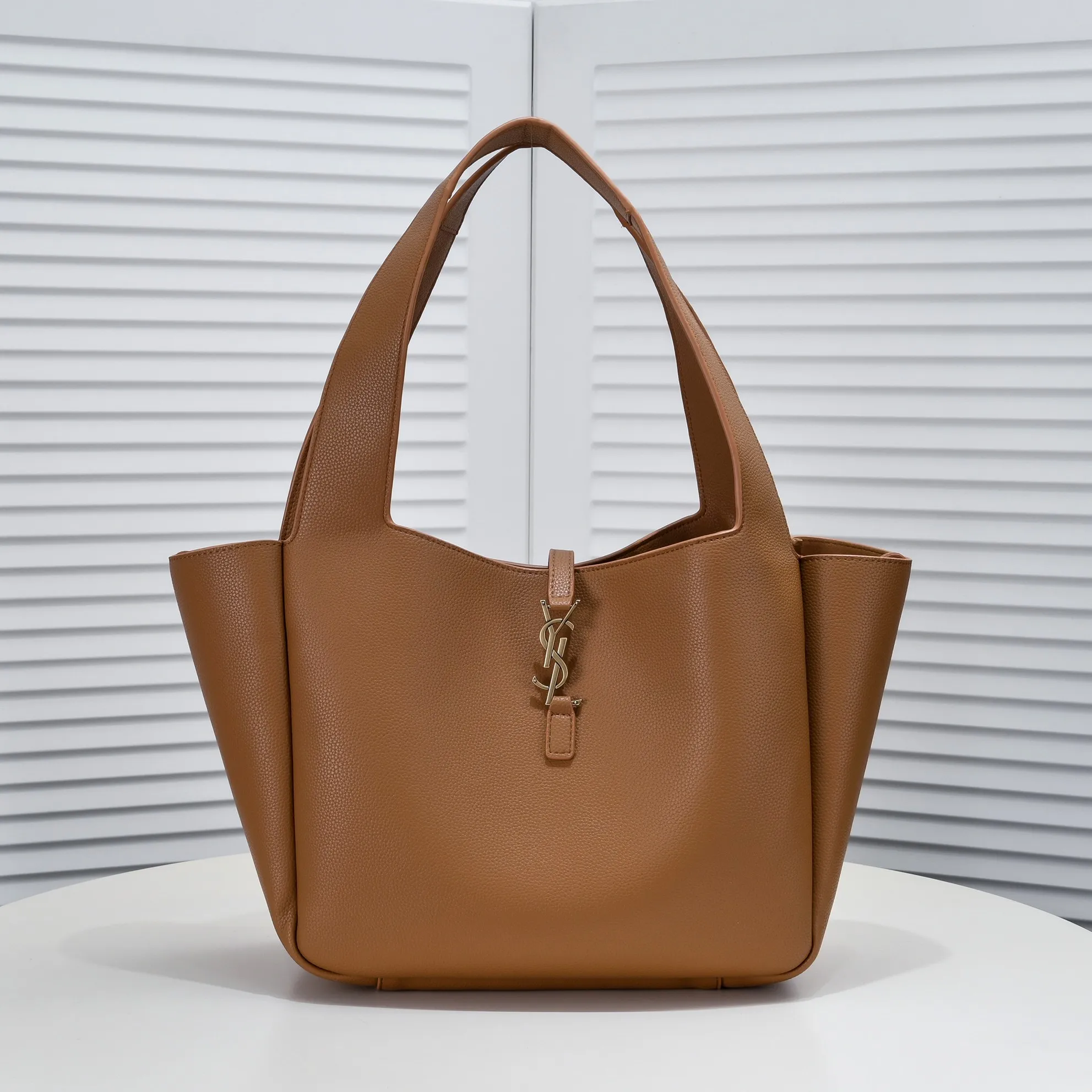 💰500￥106 Autumn and Winter Hot Style🔥🔥 YSL's latest Bea tote bag🔥 The whole street is lazy and casual, French style, neat and generous, full screen simple and high-end texture, internal design double compartment zipper, large capacity, unexpectedly light and practical, deformable design, dual-use in one bag Material: imported cowhide Size: 32-28-14cm Style number: 8027