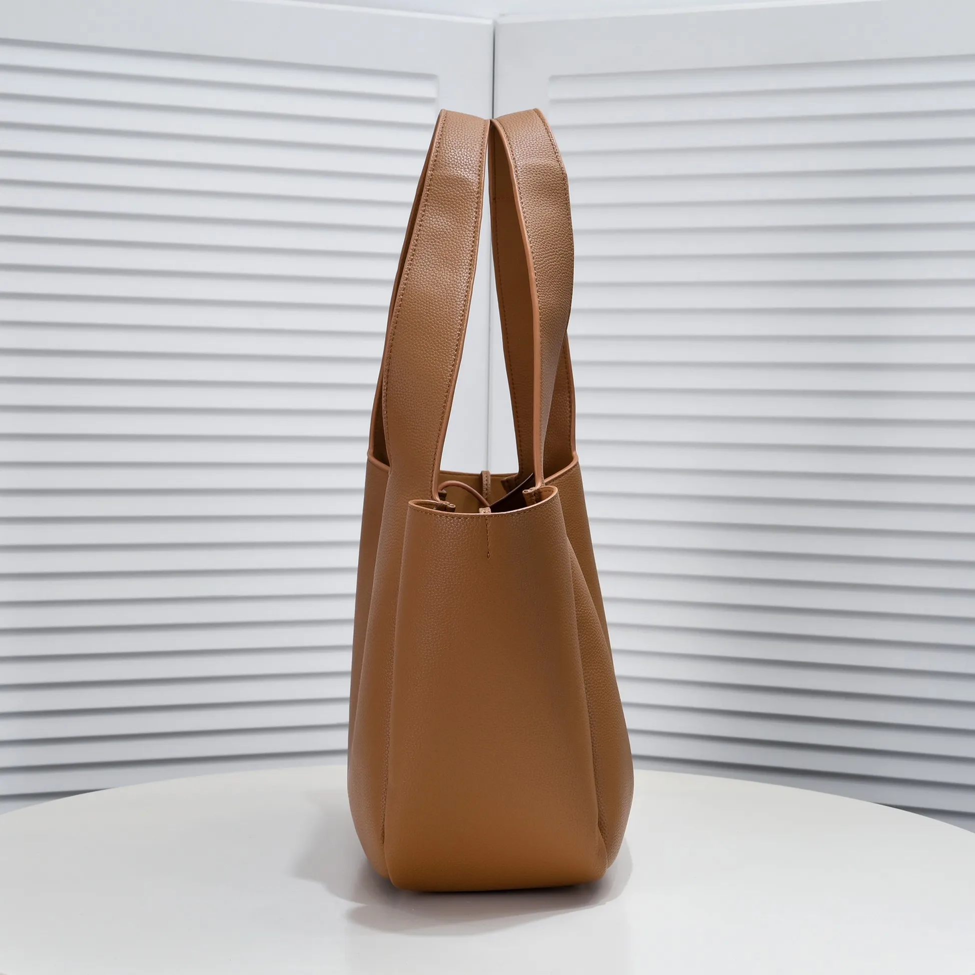 💰500￥106 Autumn and Winter Hot Style🔥🔥 YSL's latest Bea tote bag🔥 The whole street is lazy and casual, French style, neat and generous, full screen simple and high-end texture, internal design double compartment zipper, large capacity, unexpectedly light and practical, deformable design, dual-use in one bag Material: imported cowhide Size: 32-28-14cm Style number: 8027