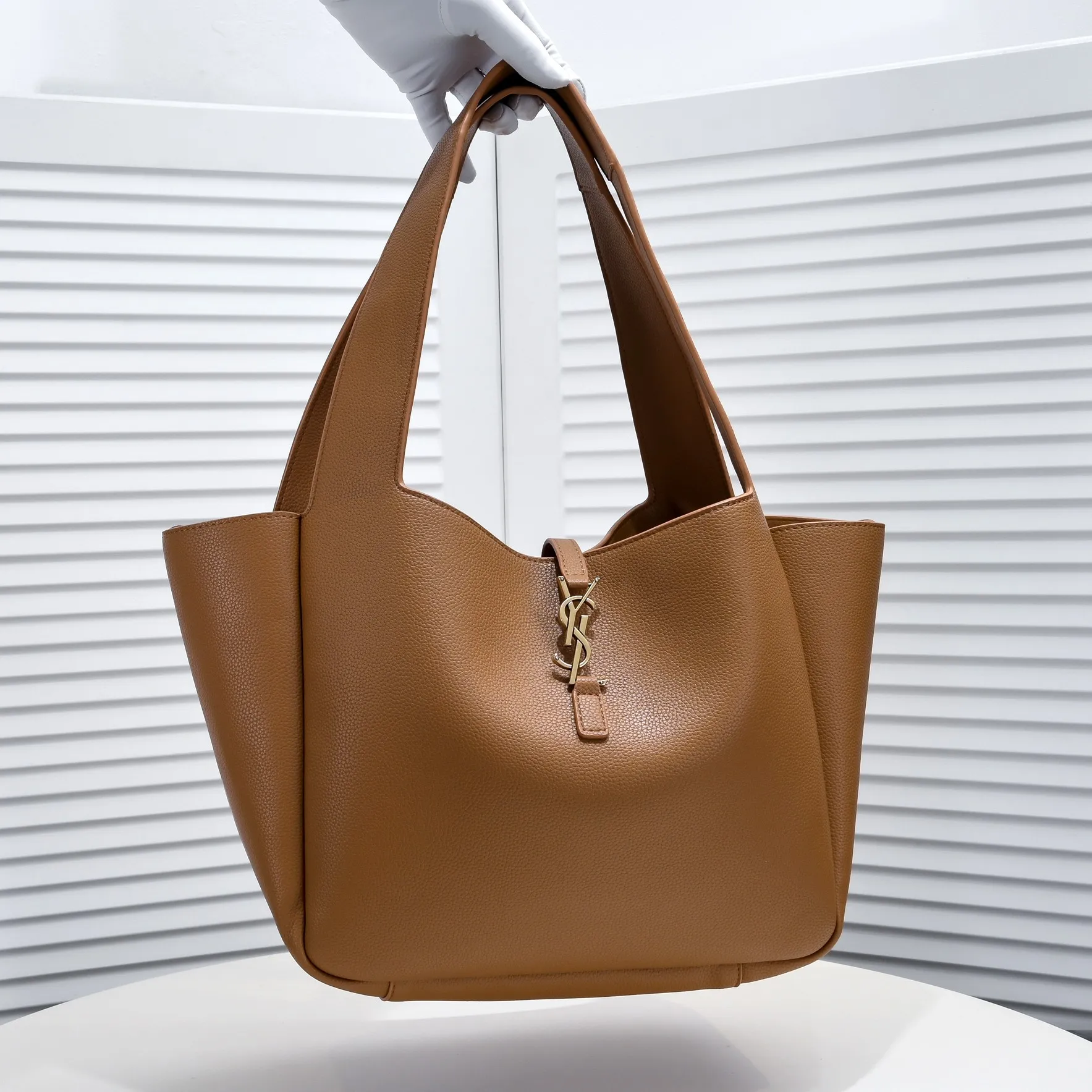 💰500￥106 Autumn and Winter Hot Style🔥🔥 YSL's latest Bea tote bag🔥 The whole street is lazy and casual, French style, neat and generous, full screen simple and high-end texture, internal design double compartment zipper, large capacity, unexpectedly light and practical, deformable design, dual-use in one bag Material: imported cowhide Size: 32-28-14cm Style number: 8027