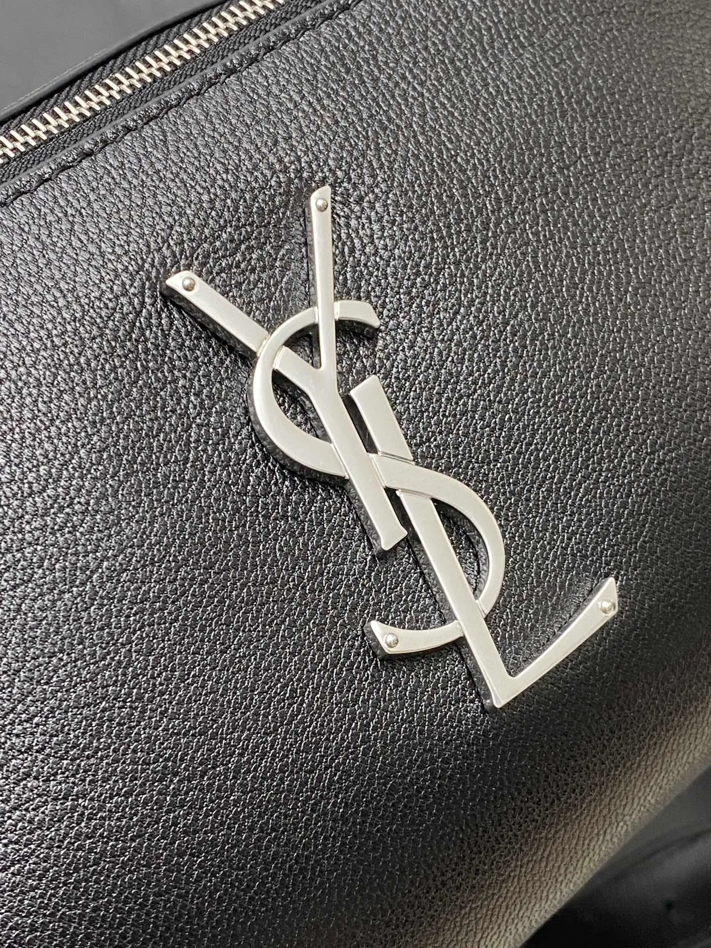 💰1240 Black Goat/Silver (waist bag) 🌈The latest big logo waist bag from Y’s counter👑Using high-grade caviar leather pattern, customized exclusive hardware, exclusive to the market😎The shape is the original semi-circular bag body, and the leather shoulder strap is equipped with an adjustment buckle, suitable for both fat and thin! It can also be adjusted into a chest bag or crossbody bag [Celebration], which increases the functionality of the bag! There are no other compartments in the bag except for 3 card slots and a cash slot, so you can use it casually without any constraints👍20240630 Model: 569737 [original leather] Size: 25x14x3.5cm