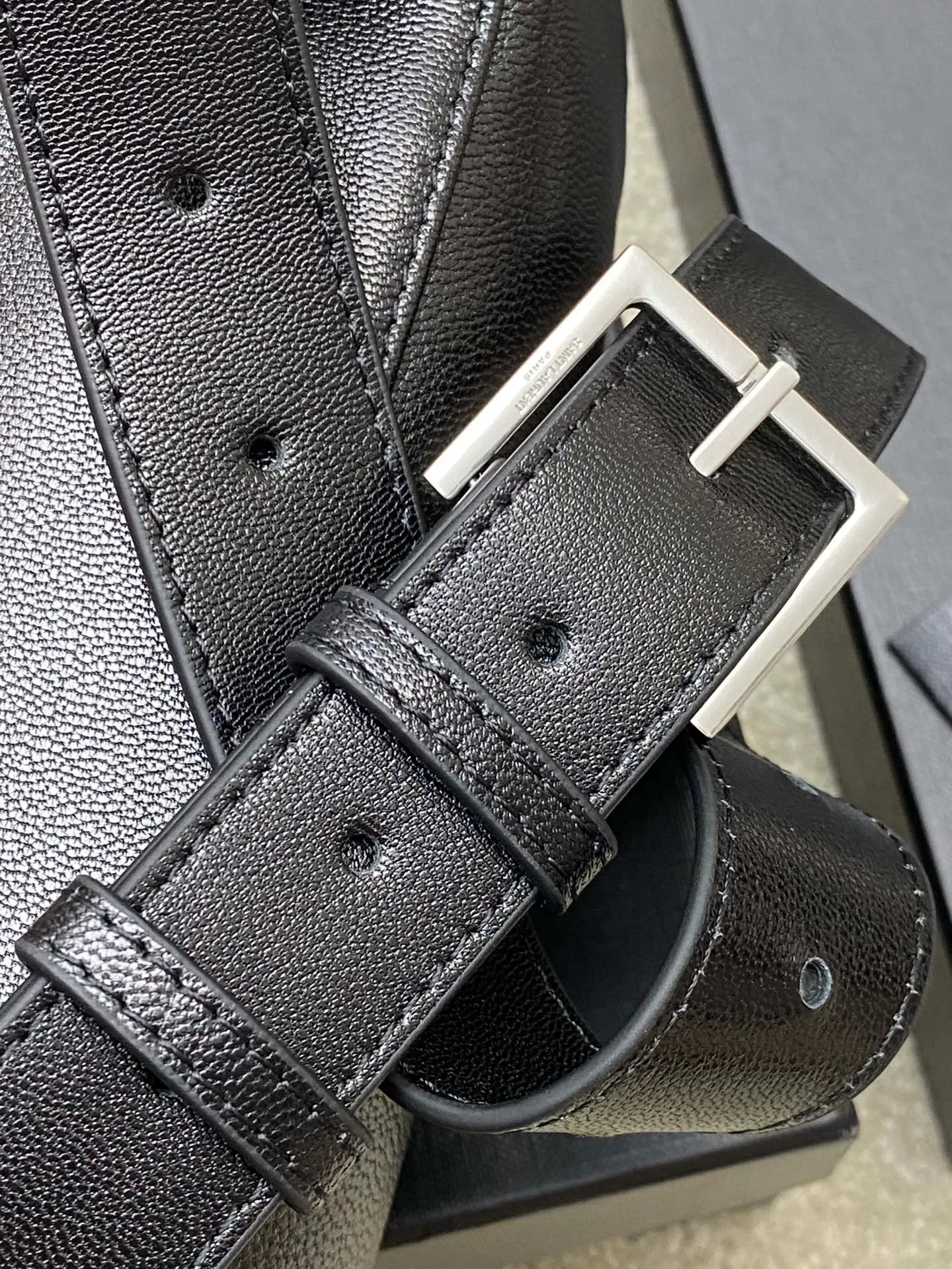 💰1240 Black Goat/Silver (waist bag) 🌈The latest big logo waist bag from Y’s counter👑Using high-grade caviar leather pattern, customized exclusive hardware, exclusive to the market😎The shape is the original semi-circular bag body, and the leather shoulder strap is equipped with an adjustment buckle, suitable for both fat and thin! It can also be adjusted into a chest bag or crossbody bag [Celebration], which increases the functionality of the bag! There are no other compartments in the bag except for 3 card slots and a cash slot, so you can use it casually without any constraints👍20240630 Model: 569737 [original leather] Size: 25x14x3.5cm