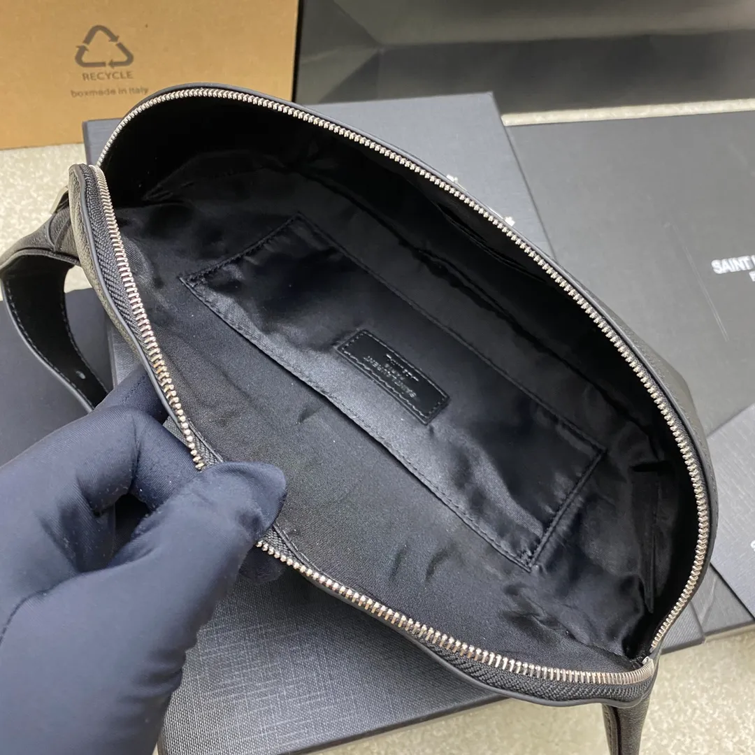 💰1240 Black Goat/Silver (waist bag) 🌈The latest big logo waist bag from Y’s counter👑Using high-grade caviar leather pattern, customized exclusive hardware, exclusive to the market😎The shape is the original semi-circular bag body, and the leather shoulder strap is equipped with an adjustment buckle, suitable for both fat and thin! It can also be adjusted into a chest bag or crossbody bag [Celebration], which increases the functionality of the bag! There are no other compartments in the bag except for 3 card slots and a cash slot, so you can use it casually without any constraints👍20240630 Model: 569737 [original leather] Size: 25x14x3.5cm