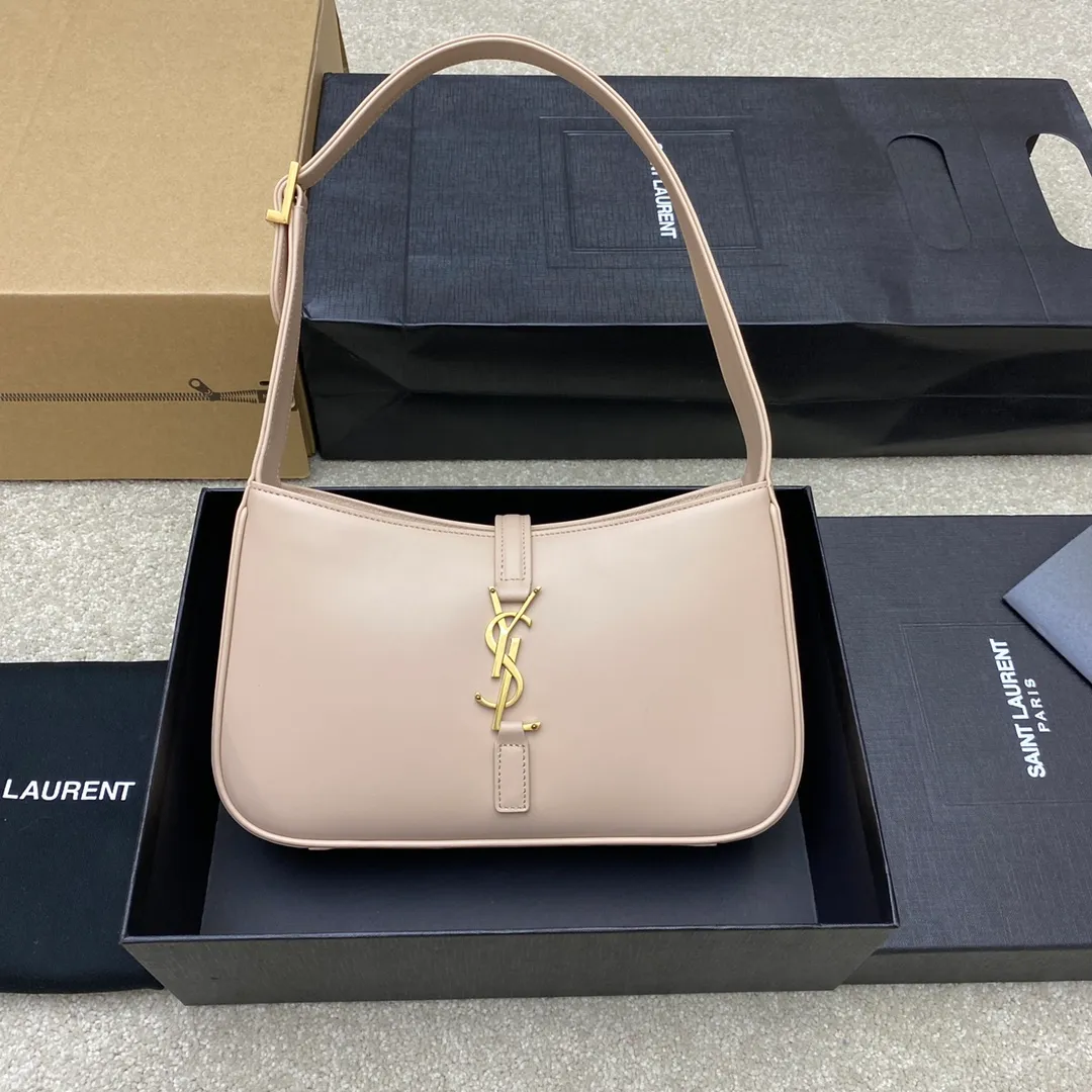 Apricot plain/gold buckle 🌈2022 spring and summer new armpit bag 🔥One of this year's treasure bags 👍Minimalist shape + metal logo buckle opening and closing design Adjustable shoulder strap Simple, beautiful and high-end feel The bag is light and easy to match The wife is so beautiful✨The bag has sufficient capacity💋20220680 Model: 657228 [Original leather] Size: 24.5*14*6cm