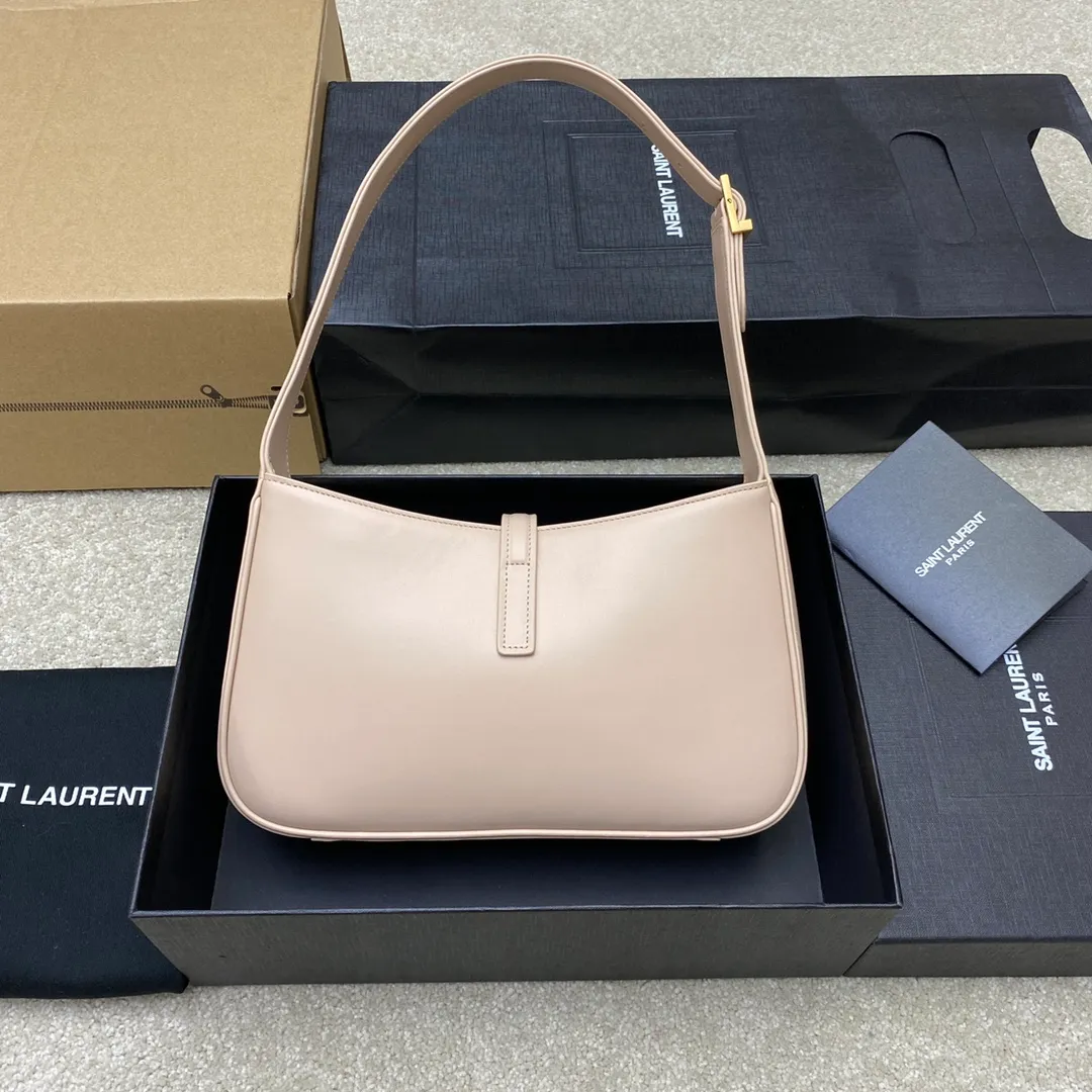 Apricot plain/gold buckle 🌈2022 spring and summer new armpit bag 🔥One of this year's treasure bags 👍Minimalist shape + metal logo buckle opening and closing design Adjustable shoulder strap Simple, beautiful and high-end feel The bag is light and easy to match The wife is so beautiful✨The bag has sufficient capacity💋20220680 Model: 657228 [Original leather] Size: 24.5*14*6cm