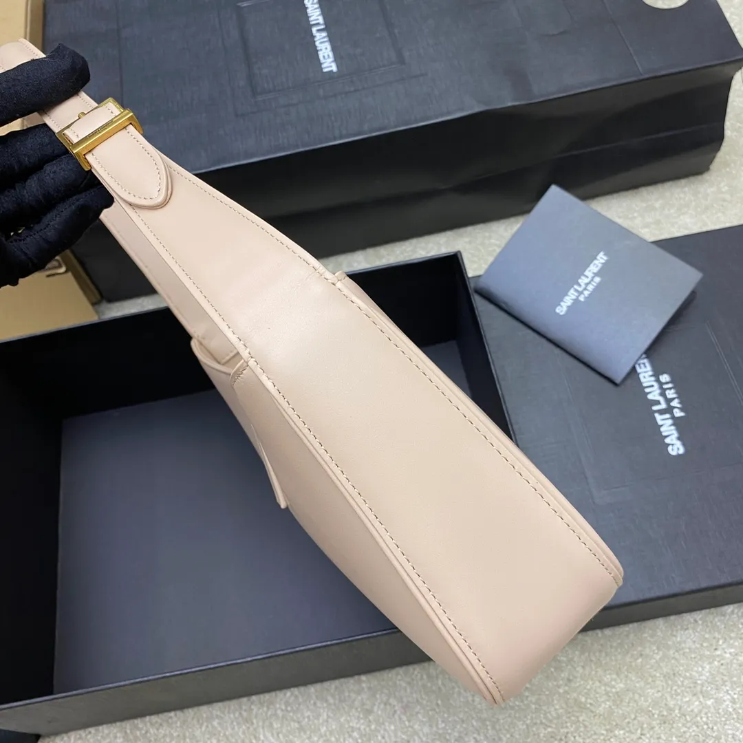 Apricot plain/gold buckle 🌈2022 spring and summer new armpit bag 🔥One of this year's treasure bags 👍Minimalist shape + metal logo buckle opening and closing design Adjustable shoulder strap Simple, beautiful and high-end feel The bag is light and easy to match The wife is so beautiful✨The bag has sufficient capacity💋20220680 Model: 657228 [Original leather] Size: 24.5*14*6cm