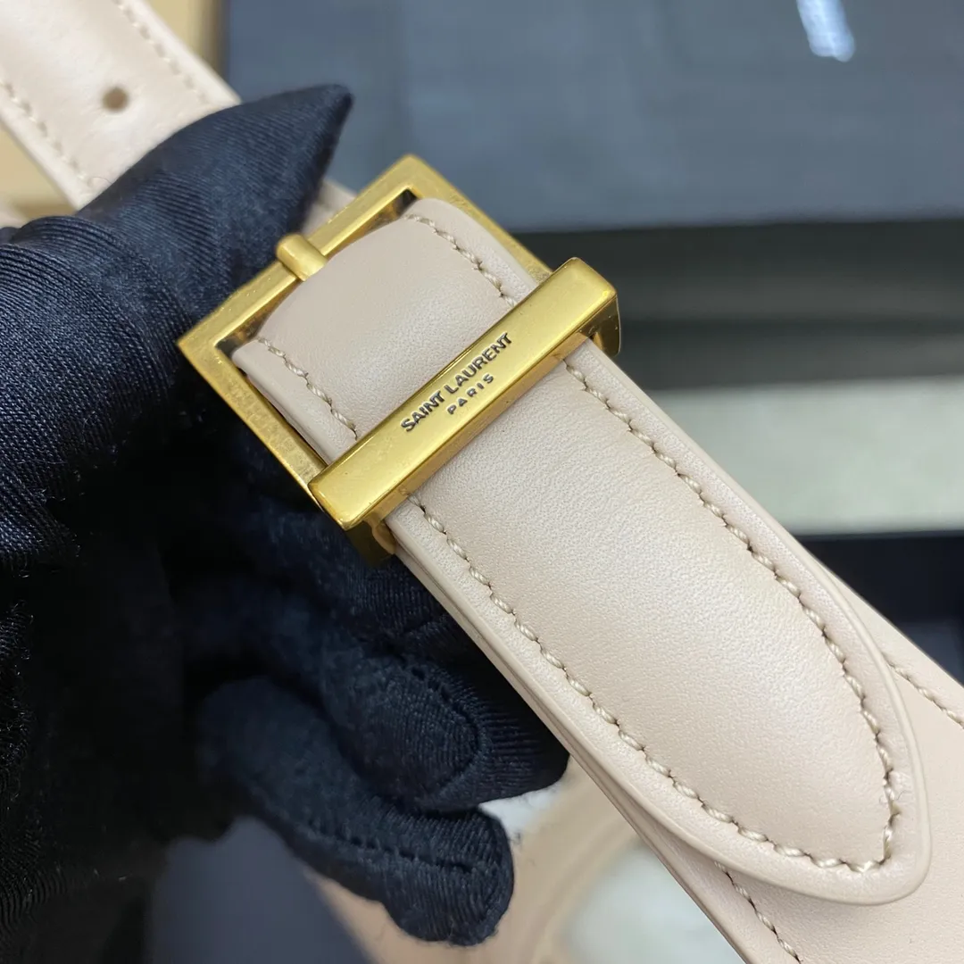 Apricot plain/gold buckle 🌈2022 spring and summer new armpit bag 🔥One of this year's treasure bags 👍Minimalist shape + metal logo buckle opening and closing design Adjustable shoulder strap Simple, beautiful and high-end feel The bag is light and easy to match The wife is so beautiful✨The bag has sufficient capacity💋20220680 Model: 657228 [Original leather] Size: 24.5*14*6cm