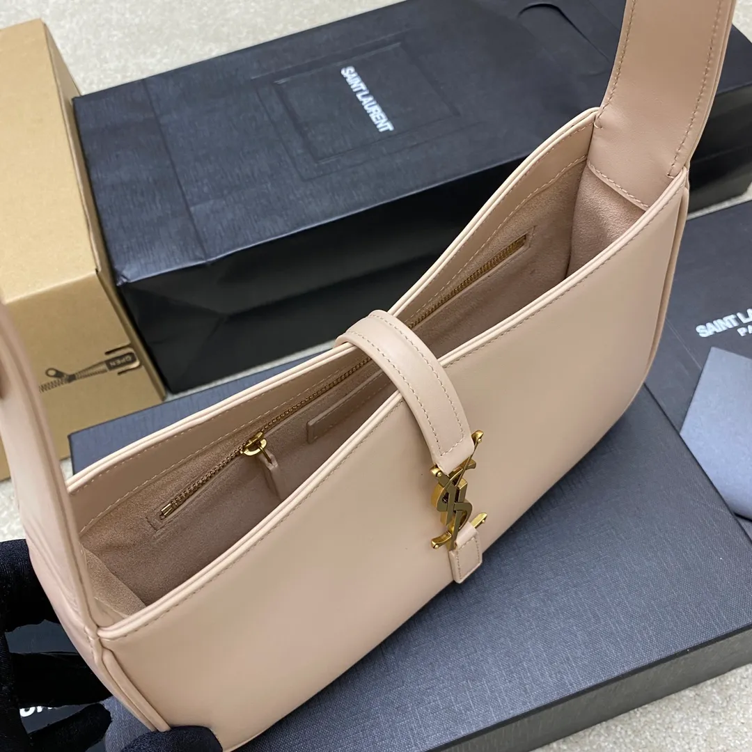 Apricot plain/gold buckle 🌈2022 spring and summer new armpit bag 🔥One of this year's treasure bags 👍Minimalist shape + metal logo buckle opening and closing design Adjustable shoulder strap Simple, beautiful and high-end feel The bag is light and easy to match The wife is so beautiful✨The bag has sufficient capacity💋20220680 Model: 657228 [Original leather] Size: 24.5*14*6cm