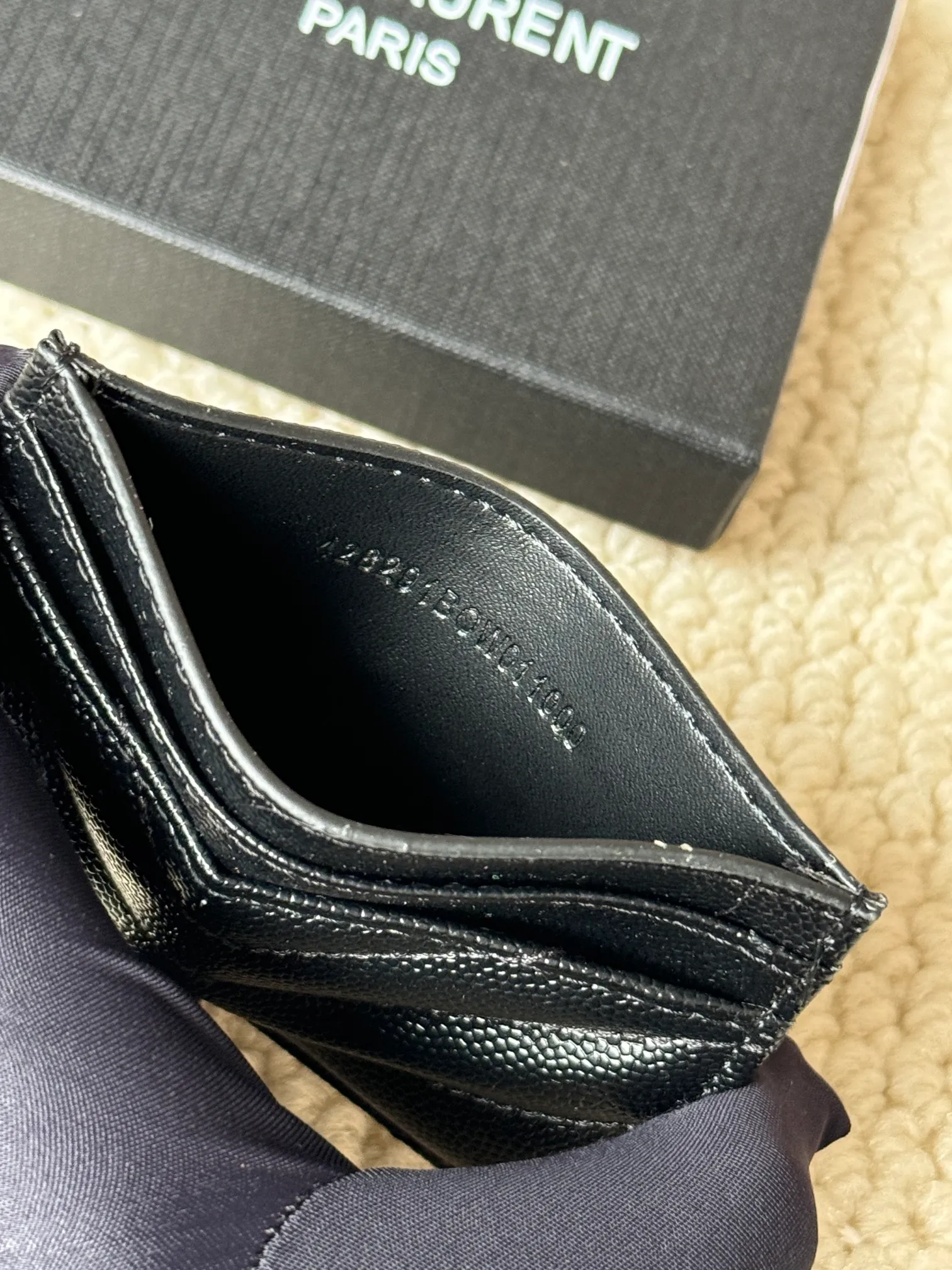 💰100 ysl Yves Saint Laurent's most classic genuine card bag, with sheepskin microfiber lining, jacquard embossed stitching sheepskin credit card holder, metal interlocking YSL logo original single-pair hardware, copied details Style number: 423291 Size: 10.5×7.5×0.5cm