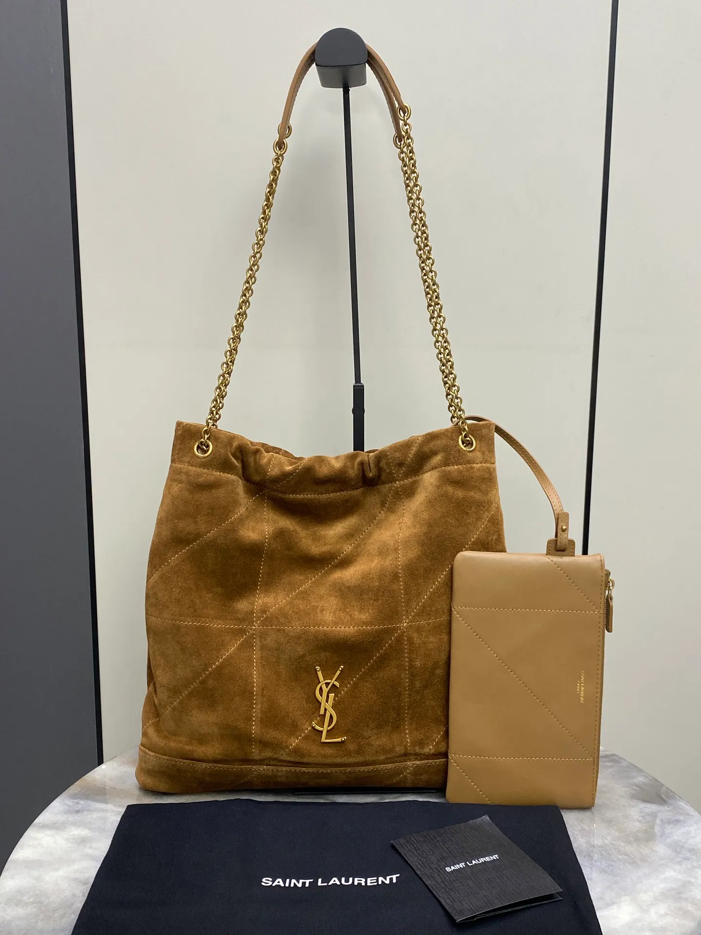 💰1760 Frosted Brown/Gold 🌈POCHON_New style of "garbage bag" that looks great and can be carried on the back. Brand new bag style. The bag is made of lambskin imported from Italy, with ultra-high-tech quilting. The front logo hardware is matched with a chain drawstring. It is a sweet and cool large-capacity bucket bag, fashionable and inexpensive! Very little woman! It has a casual high-end hot girl vibe. From a fashion point of view, it is a highly drama-worthy item. It is a very functional and beautiful bag! 20240880 N Various carrying methods: portable or hand-carrying, armpit carrying, cross-body carrying🉑 Model: 781666 [original leather] Size: 38×33×2cm