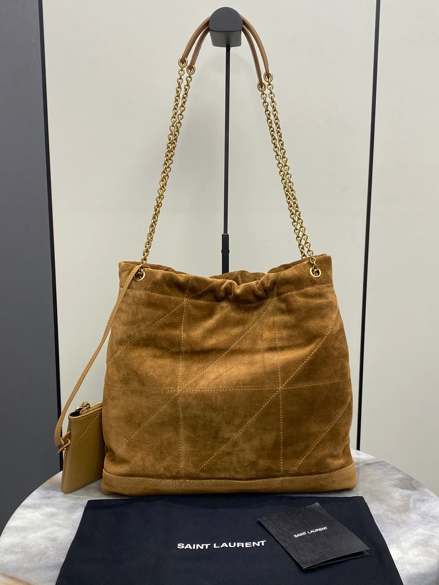 💰1760 Frosted Brown/Gold 🌈POCHON_New style of "garbage bag" that looks great and can be carried on the back. Brand new bag style. The bag is made of lambskin imported from Italy, with ultra-high-tech quilting. The front logo hardware is matched with a chain drawstring. It is a sweet and cool large-capacity bucket bag, fashionable and inexpensive! Very little woman! It has a casual high-end hot girl vibe. From a fashion point of view, it is a highly drama-worthy item. It is a very functional and beautiful bag! 20240880 N Various carrying methods: portable or hand-carrying, armpit carrying, cross-body carrying🉑 Model: 781666 [original leather] Size: 38×33×2cm
