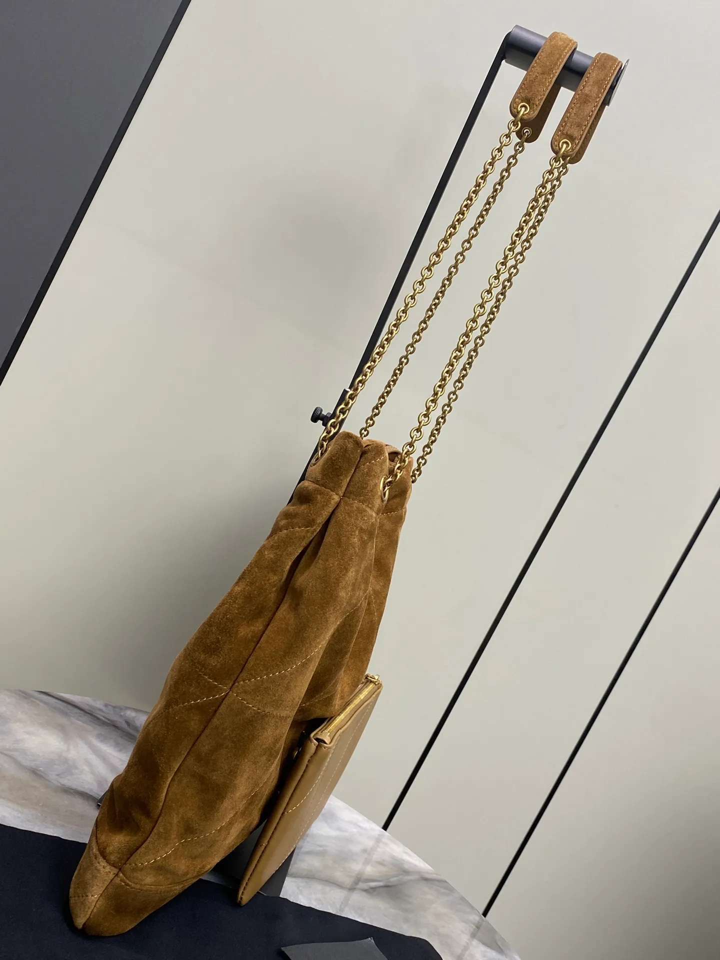 💰1760 Frosted Brown/Gold 🌈POCHON_New style of "garbage bag" that looks great and can be carried on the back. Brand new bag style. The bag is made of lambskin imported from Italy, with ultra-high-tech quilting. The front logo hardware is matched with a chain drawstring. It is a sweet and cool large-capacity bucket bag, fashionable and inexpensive! Very little woman! It has a casual high-end hot girl vibe. From a fashion point of view, it is a highly drama-worthy item. It is a very functional and beautiful bag! 20240880 N Various carrying methods: portable or hand-carrying, armpit carrying, cross-body carrying🉑 Model: 781666 [original leather] Size: 38×33×2cm