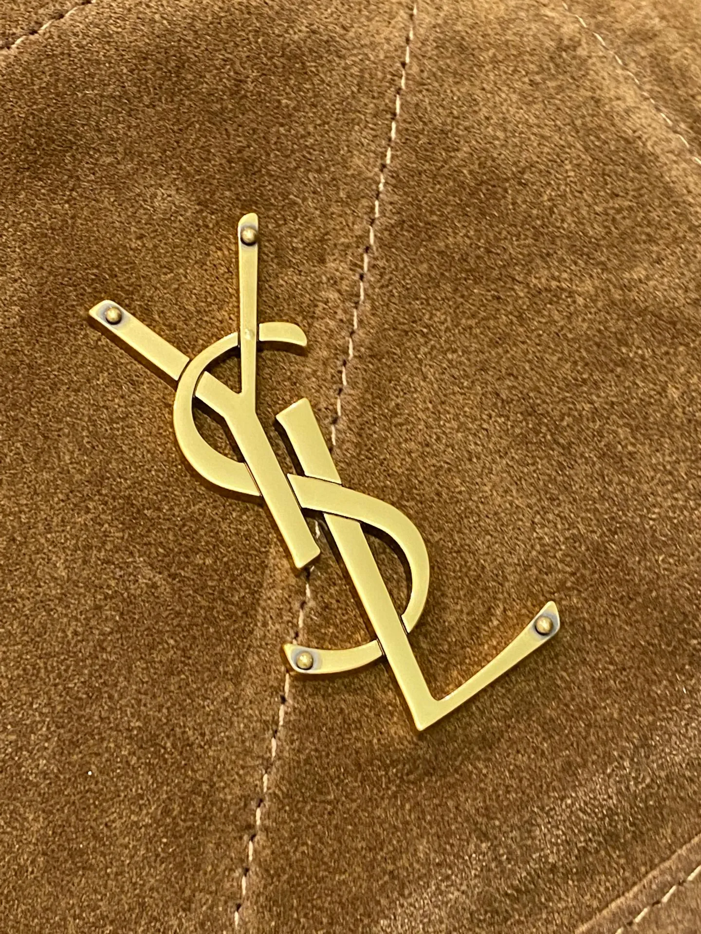 💰1760 Frosted Brown/Gold 🌈POCHON_New style of "garbage bag" that looks great and can be carried on the back. Brand new bag style. The bag is made of lambskin imported from Italy, with ultra-high-tech quilting. The front logo hardware is matched with a chain drawstring. It is a sweet and cool large-capacity bucket bag, fashionable and inexpensive! Very little woman! It has a casual high-end hot girl vibe. From a fashion point of view, it is a highly drama-worthy item. It is a very functional and beautiful bag! 20240880 N Various carrying methods: portable or hand-carrying, armpit carrying, cross-body carrying🉑 Model: 781666 [original leather] Size: 38×33×2cm