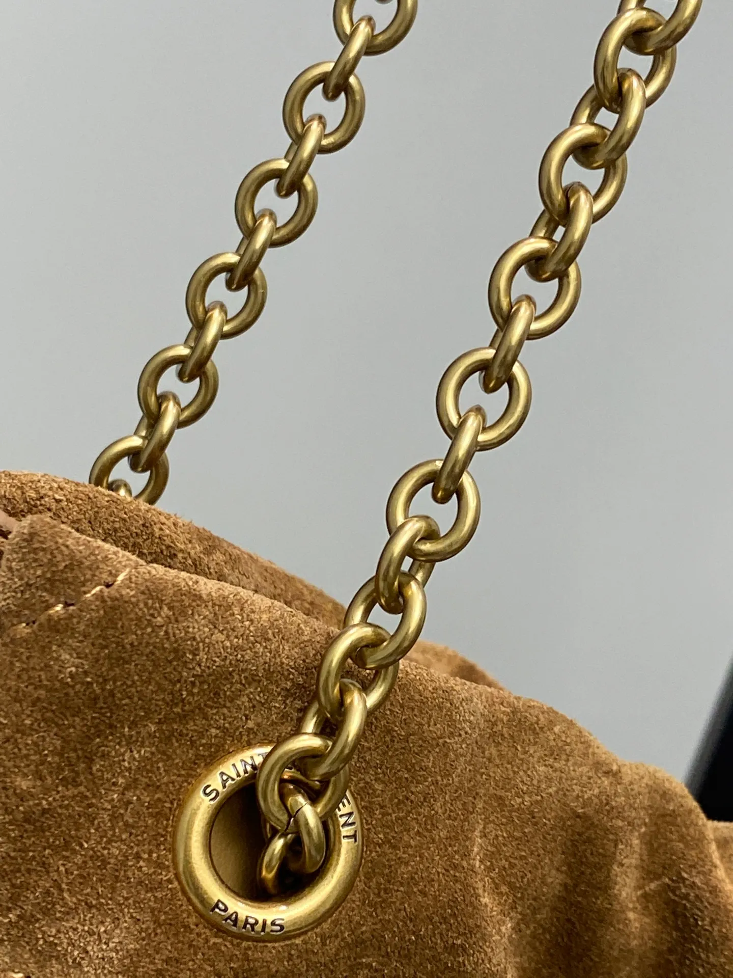 💰1760 Frosted Brown/Gold 🌈POCHON_New style of "garbage bag" that looks great and can be carried on the back. Brand new bag style. The bag is made of lambskin imported from Italy, with ultra-high-tech quilting. The front logo hardware is matched with a chain drawstring. It is a sweet and cool large-capacity bucket bag, fashionable and inexpensive! Very little woman! It has a casual high-end hot girl vibe. From a fashion point of view, it is a highly drama-worthy item. It is a very functional and beautiful bag! 20240880 N Various carrying methods: portable or hand-carrying, armpit carrying, cross-body carrying🉑 Model: 781666 [original leather] Size: 38×33×2cm