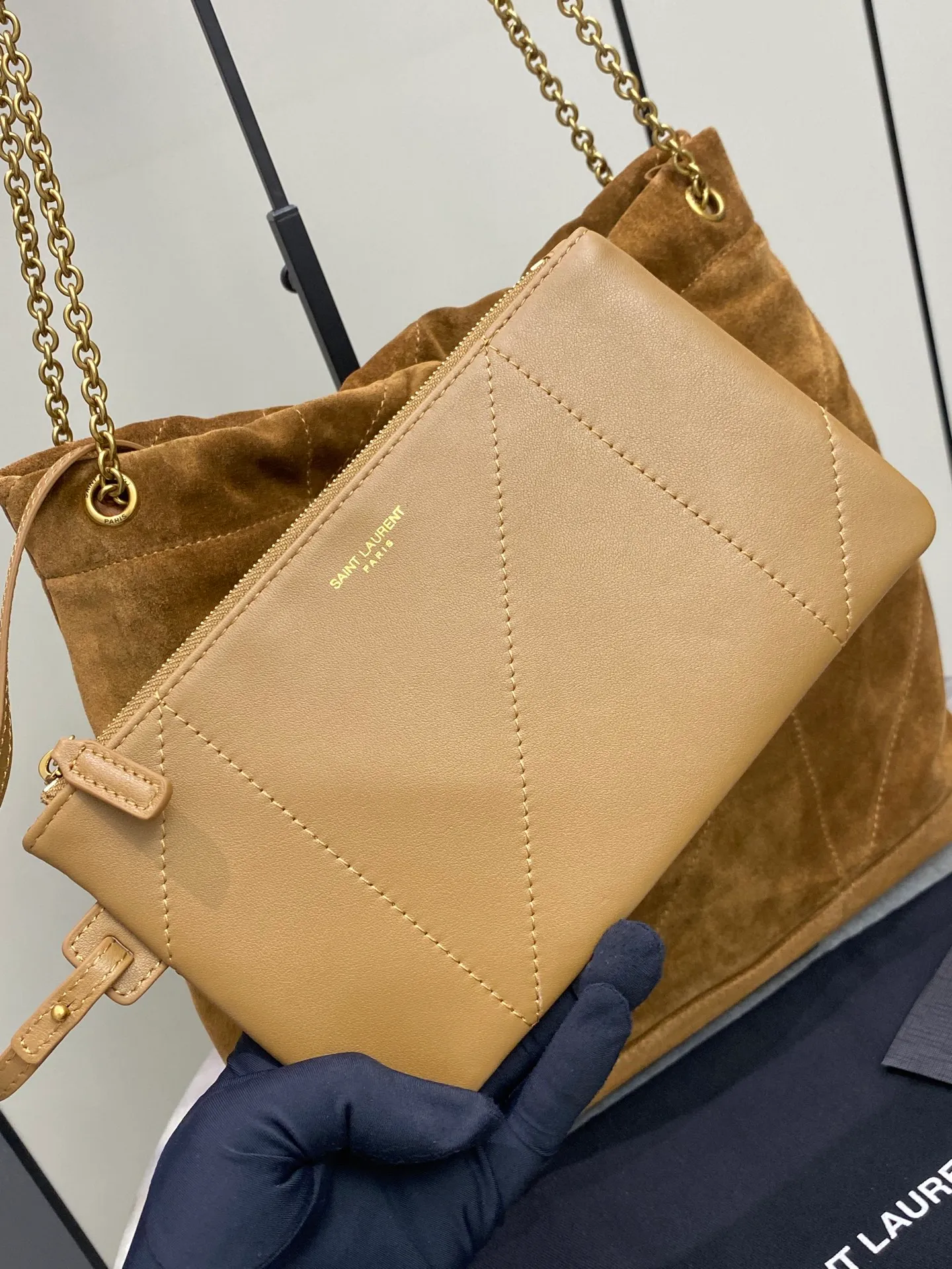 💰1760 Frosted Brown/Gold 🌈POCHON_New style of "garbage bag" that looks great and can be carried on the back. Brand new bag style. The bag is made of lambskin imported from Italy, with ultra-high-tech quilting. The front logo hardware is matched with a chain drawstring. It is a sweet and cool large-capacity bucket bag, fashionable and inexpensive! Very little woman! It has a casual high-end hot girl vibe. From a fashion point of view, it is a highly drama-worthy item. It is a very functional and beautiful bag! 20240880 N Various carrying methods: portable or hand-carrying, armpit carrying, cross-body carrying🉑 Model: 781666 [original leather] Size: 38×33×2cm