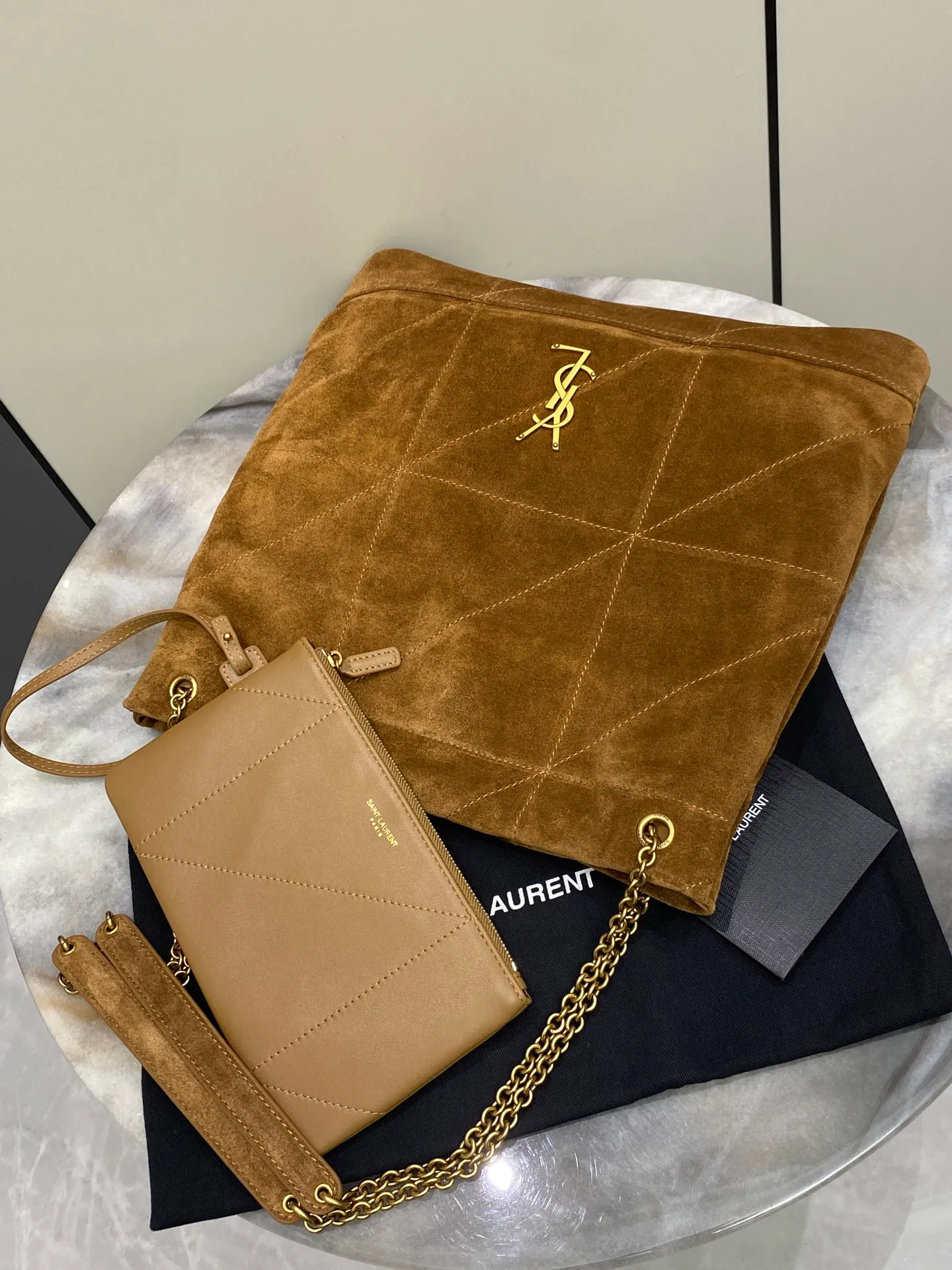 💰1760 Frosted Brown/Gold 🌈POCHON_New style of "garbage bag" that looks great and can be carried on the back. Brand new bag style. The bag is made of lambskin imported from Italy, with ultra-high-tech quilting. The front logo hardware is matched with a chain drawstring. It is a sweet and cool large-capacity bucket bag, fashionable and inexpensive! Very little woman! It has a casual high-end hot girl vibe. From a fashion point of view, it is a highly drama-worthy item. It is a very functional and beautiful bag! 20240880 N Various carrying methods: portable or hand-carrying, armpit carrying, cross-body carrying🉑 Model: 781666 [original leather] Size: 38×33×2cm