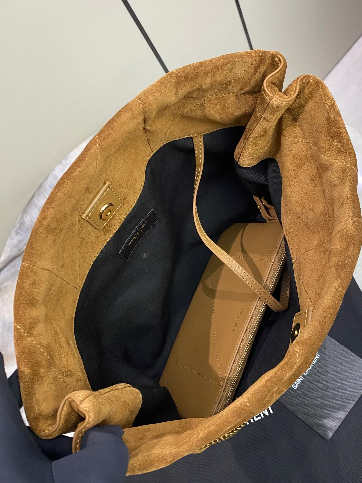 💰1760 Frosted Brown/Gold 🌈POCHON_New style of "garbage bag" that looks great and can be carried on the back. Brand new bag style. The bag is made of lambskin imported from Italy, with ultra-high-tech quilting. The front logo hardware is matched with a chain drawstring. It is a sweet and cool large-capacity bucket bag, fashionable and inexpensive! Very little woman! It has a casual high-end hot girl vibe. From a fashion point of view, it is a highly drama-worthy item. It is a very functional and beautiful bag! 20240880 N Various carrying methods: portable or hand-carrying, armpit carrying, cross-body carrying🉑 Model: 781666 [original leather] Size: 38×33×2cm