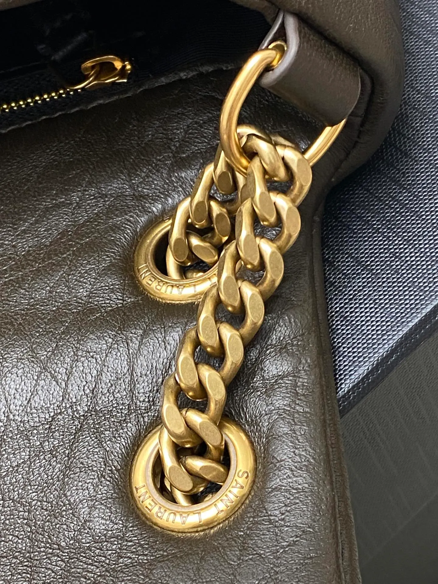 💰1520 🌈Green elephant pattern sheepskin/gold CALYPSO_elephant pattern sheepskin chain bag! Made of imported Italian sheepskin, it feels soft and delicate. The classic Y family logo, chain and buttonhole hardware are all made of Barkin matte hardware. The opening of the bag is folded and sealed with a magnetic four-button buckle, which provides first-class sealing and safety. There is an inner zipper pocket for placing mobile phones and valuables. In addition, there are no extra inner pockets, so you can use it as you like! 20240790 Model: 734153 [original leather] Size: 26×14×7cm