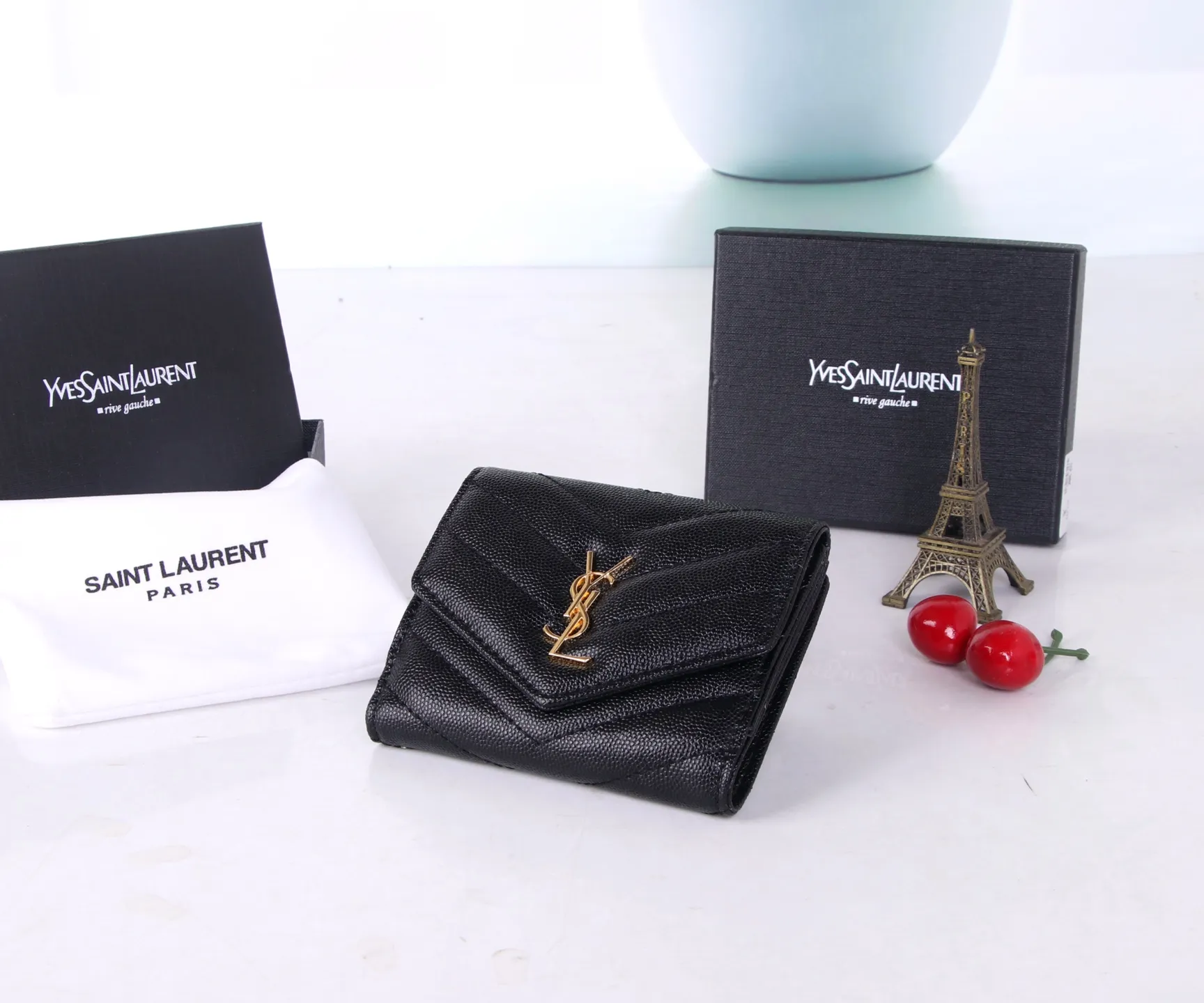 P170 Style No.: 802 Brand: Saint Laurent Color: Black Maroon Size: 11*10*2 Description: The 2021 YSL counter autumn and winter new styles are now available! Made of genuine leather with tuna pattern, the workmanship is exquisite, comparable to that of the counters! Multifunctional small wallet, super practical!