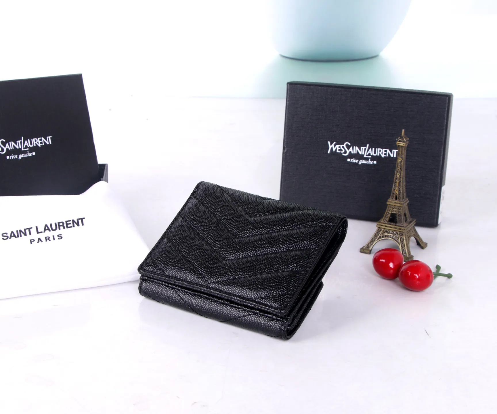 P170 Style No.: 802 Brand: Saint Laurent Color: Black Maroon Size: 11*10*2 Description: The 2021 YSL counter autumn and winter new styles are now available! Made of genuine leather with tuna pattern, the workmanship is exquisite, comparable to that of the counters! Multifunctional small wallet, super practical!