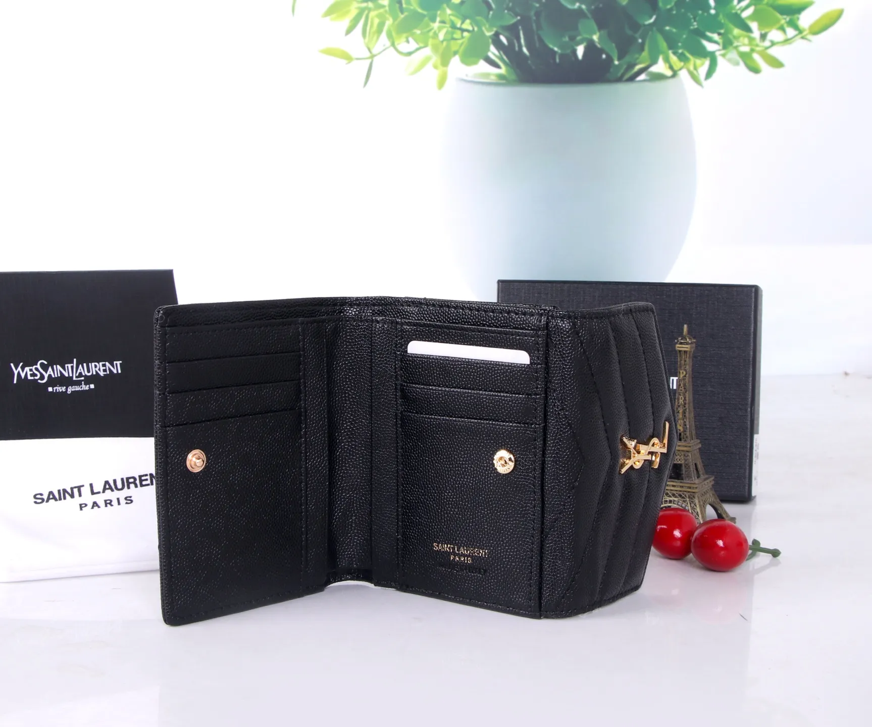 P170 Style No.: 802 Brand: Saint Laurent Color: Black Maroon Size: 11*10*2 Description: The 2021 YSL counter autumn and winter new styles are now available! Made of genuine leather with tuna pattern, the workmanship is exquisite, comparable to that of the counters! Multifunctional small wallet, super practical!