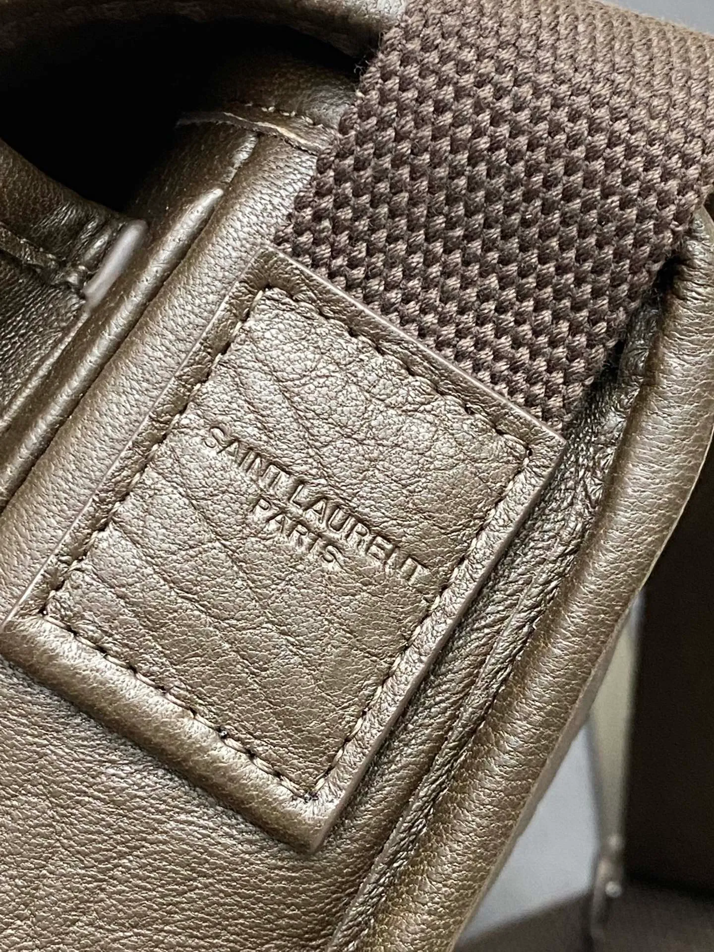 💰1560 elephant pattern green/antique silver 🌈New Niki grained sheepskin small messenger bag. Adjustable shoulder strap, lightweight and practical, two compartments, one large flat pocket on the back, cotton lining, magnetic snap closure! The entire bag shape is casual and lazy, high-end and natural, extremely high-end 👑Suitable for various styles~Can be used by both men and women👍20240720 Model: 776611 [original leather] Size: 21x15x6cm