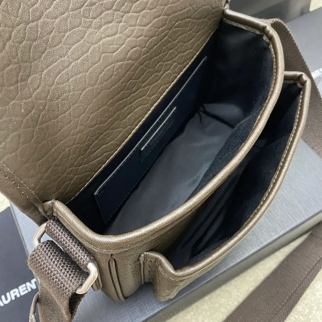 💰1560 elephant pattern green/antique silver 🌈New Niki grained sheepskin small messenger bag. Adjustable shoulder strap, lightweight and practical, two compartments, one large flat pocket on the back, cotton lining, magnetic snap closure! The entire bag shape is casual and lazy, high-end and natural, extremely high-end 👑Suitable for various styles~Can be used by both men and women👍20240720 Model: 776611 [original leather] Size: 21x15x6cm