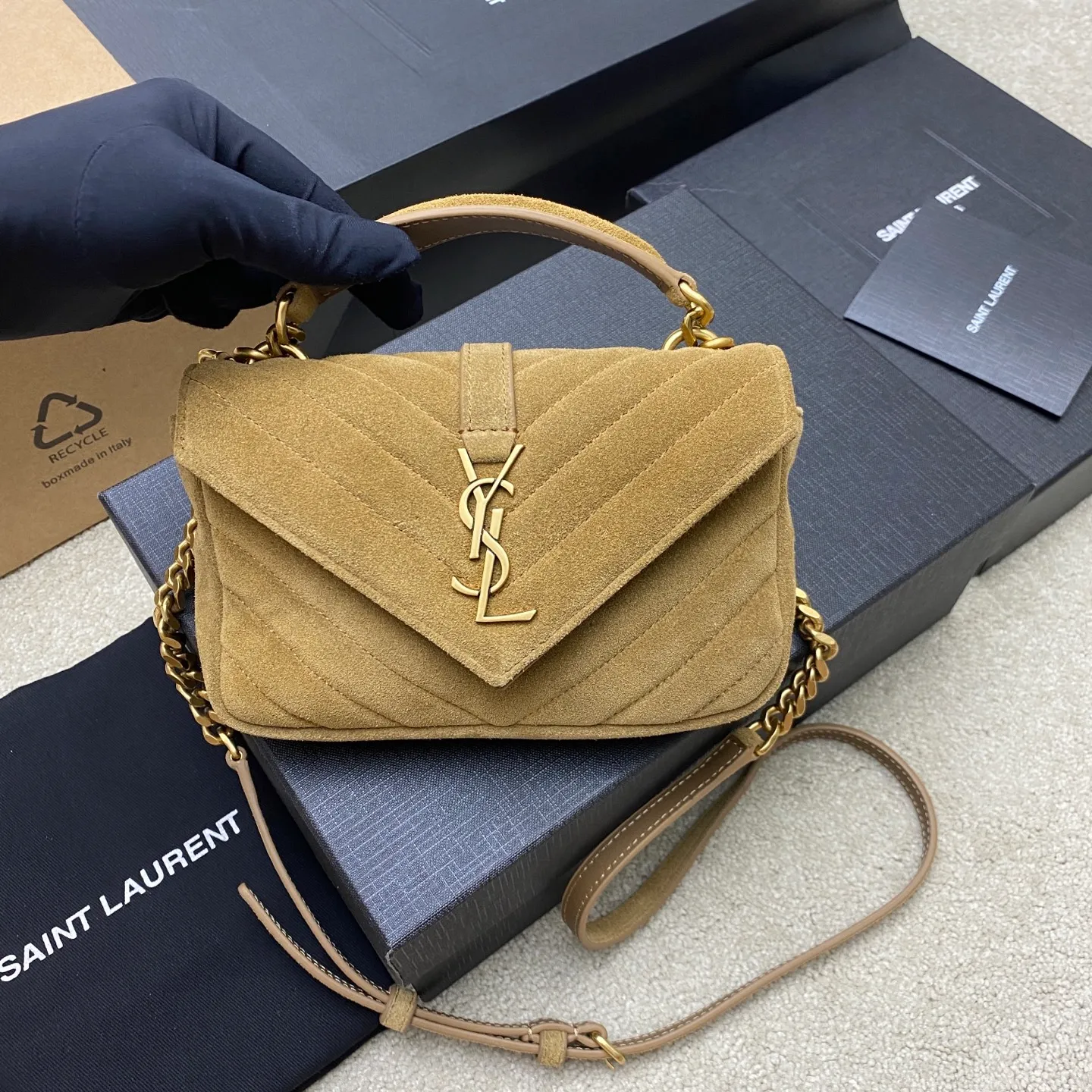 Gold leaf brown/antique gold 🌈The new College nubuck leather mini messenger bag😘The multi-functional item is equipped with a top handle and a detachable leather spliced ​​chain long shoulder strap. It is classic and more casual. It has various concave shapes and is recommended for everyone! The retro waxed leather is really super nice👍20250690 Style number: 779430 [original leather] Size: 20x13x3cm