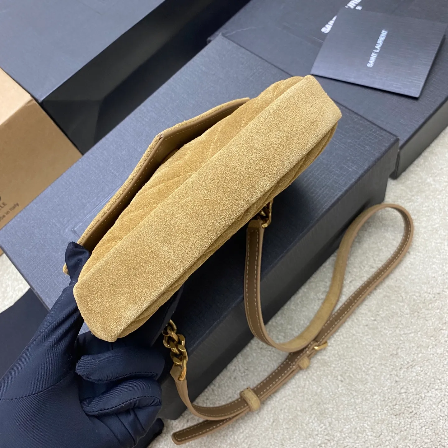 Gold leaf brown/antique gold 🌈The new College nubuck leather mini messenger bag😘The multi-functional item is equipped with a top handle and a detachable leather spliced ​​chain long shoulder strap. It is classic and more casual. It has various concave shapes and is recommended for everyone! The retro waxed leather is really super nice👍20250690 Style number: 779430 [original leather] Size: 20x13x3cm