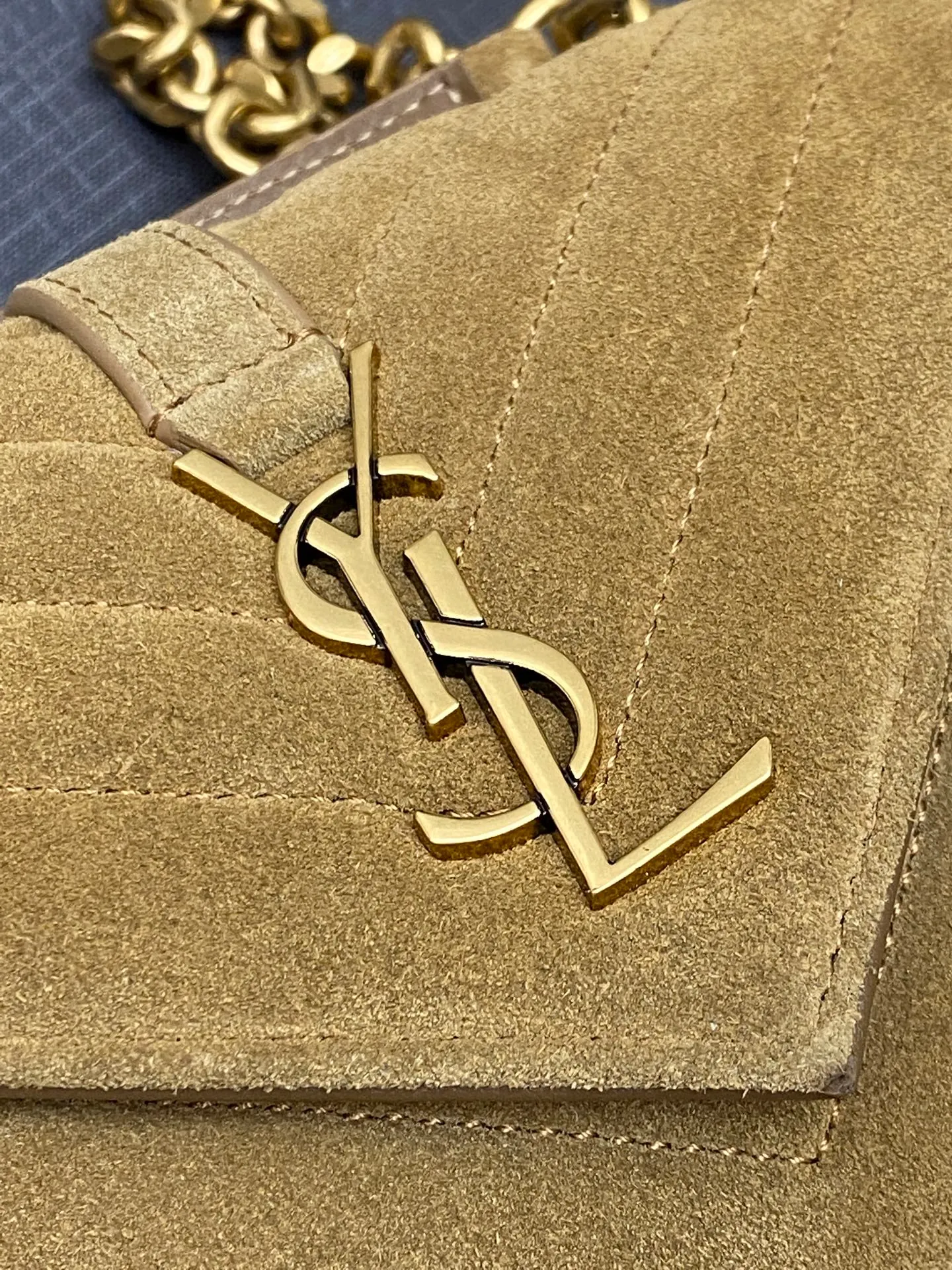 Gold leaf brown/antique gold 🌈The new College nubuck leather mini messenger bag😘The multi-functional item is equipped with a top handle and a detachable leather spliced ​​chain long shoulder strap. It is classic and more casual. It has various concave shapes and is recommended for everyone! The retro waxed leather is really super nice👍20250690 Style number: 779430 [original leather] Size: 20x13x3cm