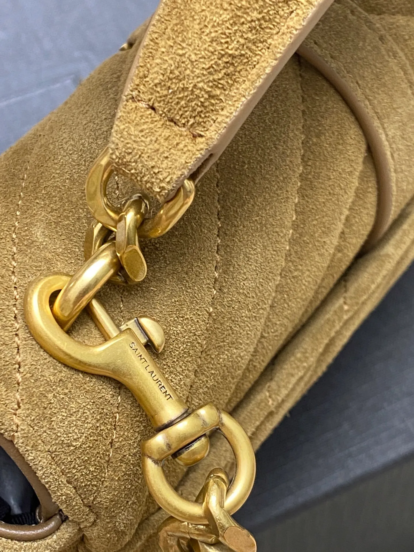 Gold leaf brown/antique gold 🌈The new College nubuck leather mini messenger bag😘The multi-functional item is equipped with a top handle and a detachable leather spliced ​​chain long shoulder strap. It is classic and more casual. It has various concave shapes and is recommended for everyone! The retro waxed leather is really super nice👍20250690 Style number: 779430 [original leather] Size: 20x13x3cm