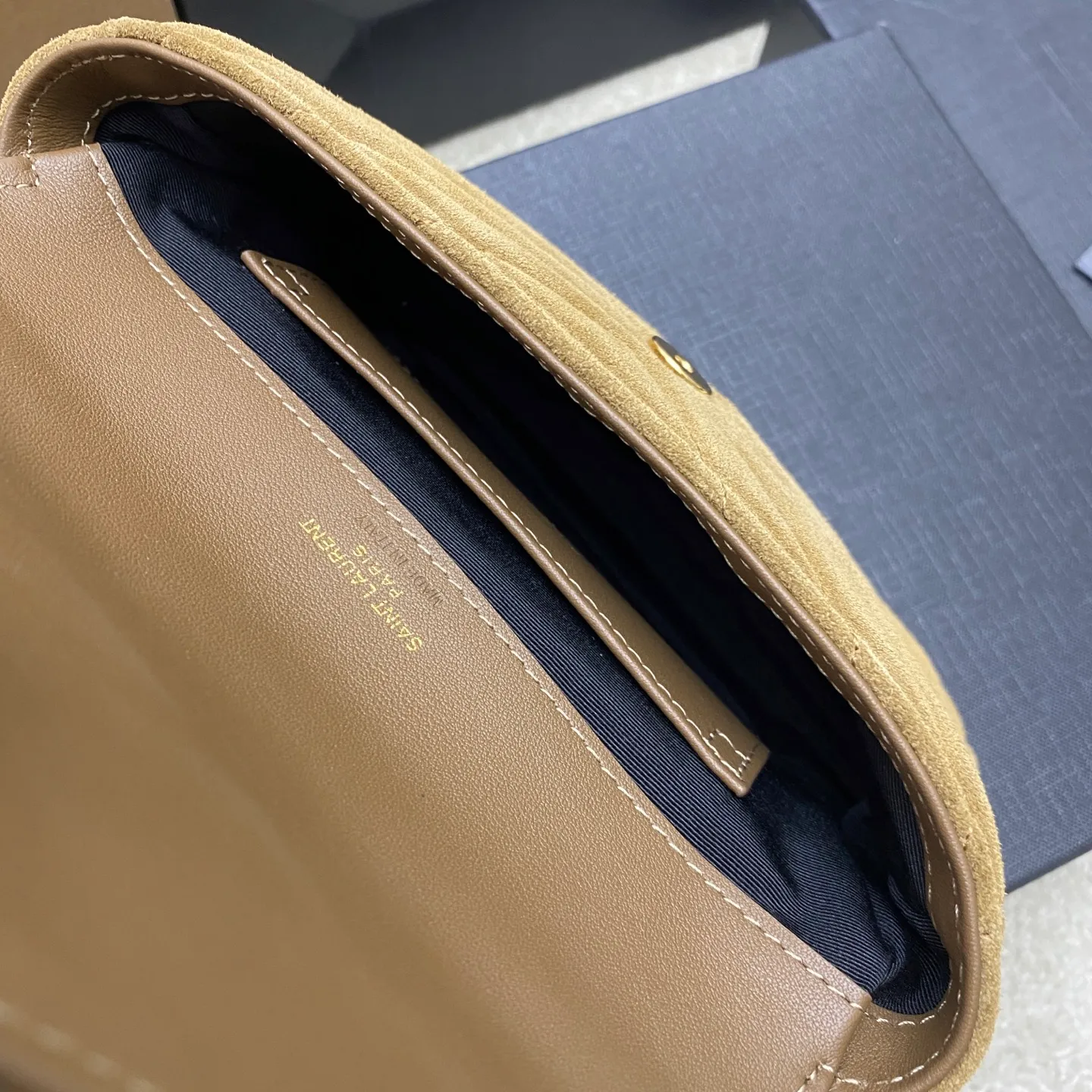 Gold leaf brown/antique gold 🌈The new College nubuck leather mini messenger bag😘The multi-functional item is equipped with a top handle and a detachable leather spliced ​​chain long shoulder strap. It is classic and more casual. It has various concave shapes and is recommended for everyone! The retro waxed leather is really super nice👍20250690 Style number: 779430 [original leather] Size: 20x13x3cm