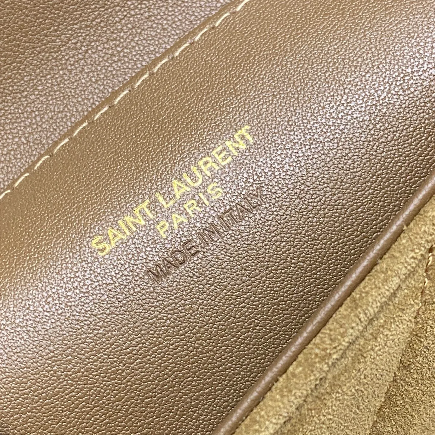 Gold leaf brown/antique gold 🌈The new College nubuck leather mini messenger bag😘The multi-functional item is equipped with a top handle and a detachable leather spliced ​​chain long shoulder strap. It is classic and more casual. It has various concave shapes and is recommended for everyone! The retro waxed leather is really super nice👍20250690 Style number: 779430 [original leather] Size: 20x13x3cm