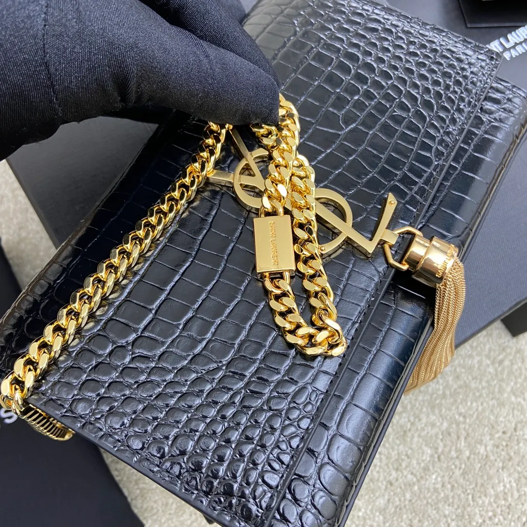 💰1260 Black crocodile pattern/gold buckle [original leather] 🌈KATE The most classic style and the most practical size. The core design of this series is the Y logo. Mr. Yves Saint Laurent invited poster artist Cassandre to design it. The three letters are superimposed, simple and avant-garde. High-quality crocodile pattern cowhide, wear-resistant and scratch-resistant! Definitely a timeless classic! No Y family tassel bag dares to say that they are fashionable👍20210630 Model: 377628 Size: 20*12.5*5cm