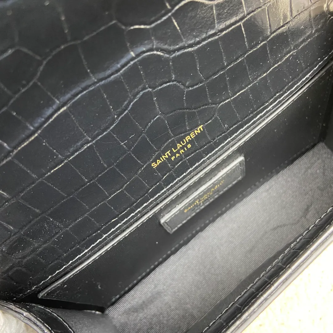💰1260 Black crocodile pattern/gold buckle [original leather] 🌈KATE The most classic style and the most practical size. The core design of this series is the Y logo. Mr. Yves Saint Laurent invited poster artist Cassandre to design it. The three letters are superimposed, simple and avant-garde. High-quality crocodile pattern cowhide, wear-resistant and scratch-resistant! Definitely a timeless classic! No Y family tassel bag dares to say that they are fashionable👍20210630 Model: 377628 Size: 20*12.5*5cm