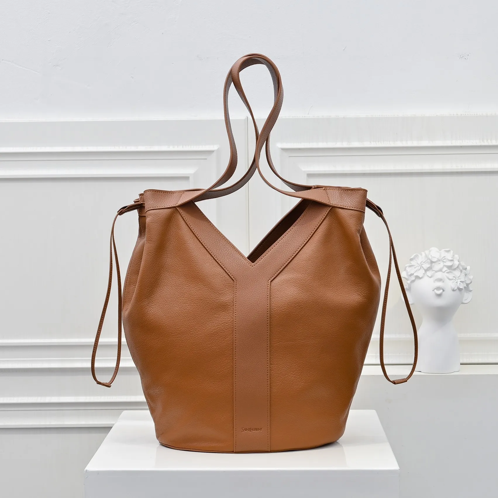 💰540￥110 new Yves Saint Laurent tote bag [Exclusive background] Y family’s new fine suede leather tote bag! Fully lined design in tonal suede ~ embellished with a delicate Y letter logo inspired by the brand’s historical archives _ The shopping bag is lightweight and large in capacity! It has an internal zipper pocket and hook closure, suede lining, bronze metal hardware hook closure, an internal zipper pocket, and minimalist lines. The Y is simple but not simple! The bag style is casual and straightforward! The cowhide material is very light, soft and easy to care for👍 Model: 9828 Size: 35-25-15cm Material: Nubuck leather