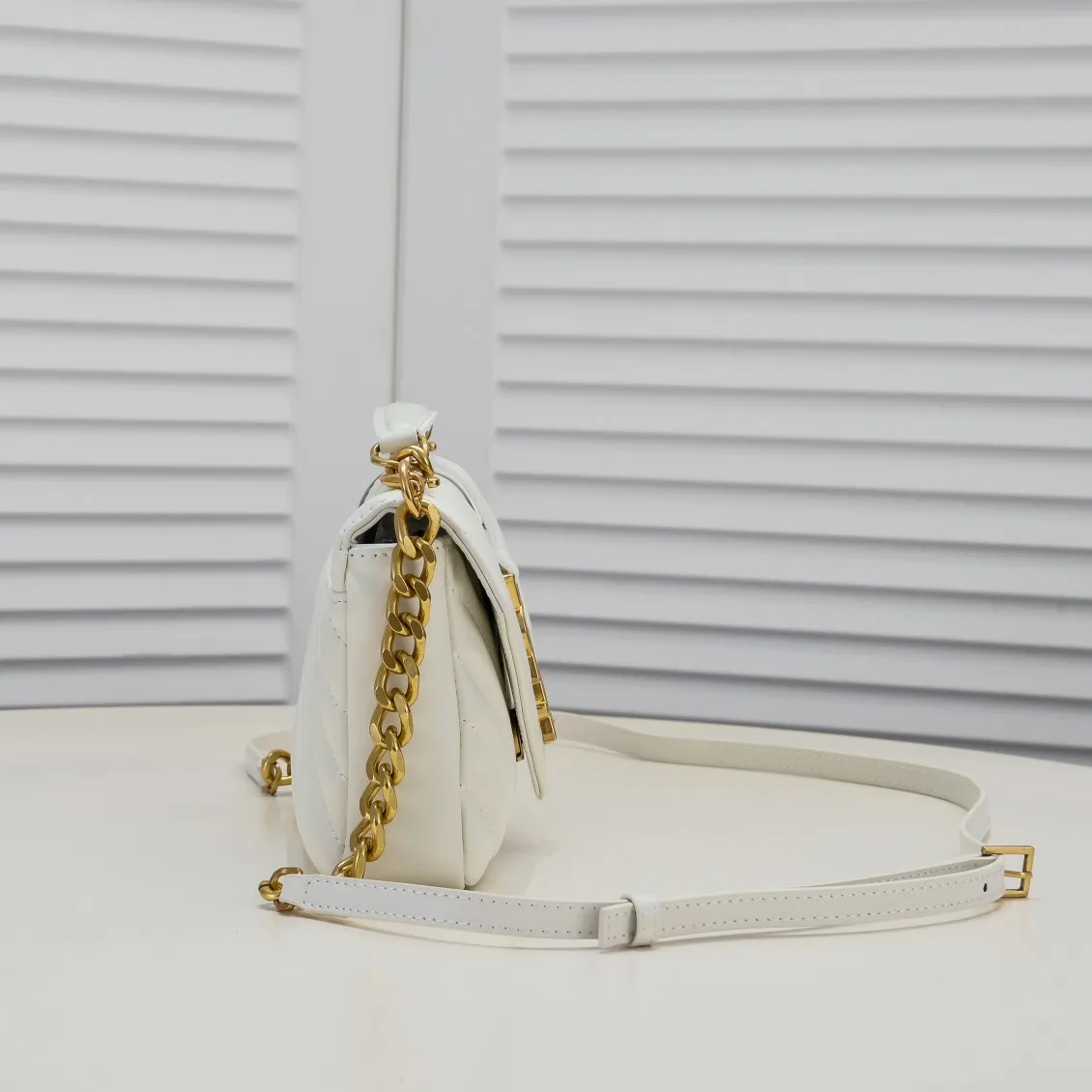 💰400￥YSL-2024 Mini Small Waste Bag Ten Thousand Years Messenger Bag, a hot and popular style, a street photography artifact, the first choice style of many celebrities and Hollywood goddesses, it looks good no matter how you wear it, and it doesn’t feel out of place. It looks casual and handsome when paired with casual wear, elegant and luxurious when paired with formal wear, a bag that can be carried on any occasion! ! This year’s it bag has to be you! Model: 8018 Size: 20-14-4.5cm