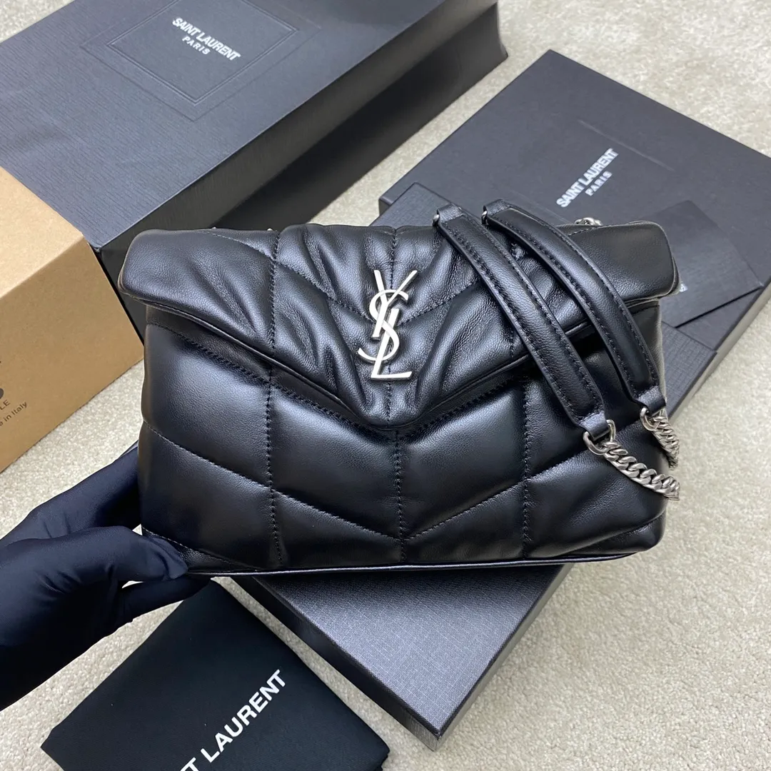 💰1440 black sheepskin/antique silver 🌈𝙇𝙤𝙪𝙇𝙤𝙪 𝙥𝙪𝙛𝙛𝙚𝙧～LOULOU PUFFER new mini double chain quilted lambskin bag, the latest mini size in the super popular style counter! Made of original ZP leather, it feels soft and delicate, and it is as cute as a marshmallow when you take it out! The bag has an inner zippered pocket for mobile phones and valuables, and a card slot for cards. Apart from this, there are no extra inner pockets. Although it is small, it has all the essentials and can be used as you like👍20230720 Model: 759337 [original leather] Size: 23x15.5x5.8cm