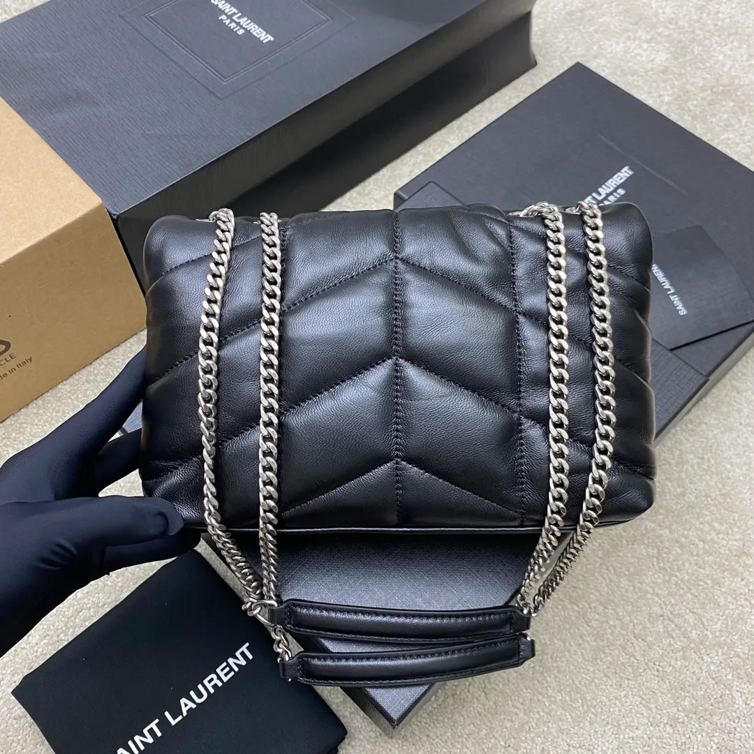 💰1440 black sheepskin/antique silver 🌈𝙇𝙤𝙪𝙇𝙤𝙪 𝙥𝙪𝙛𝙛𝙚𝙧～LOULOU PUFFER new mini double chain quilted lambskin bag, the latest mini size in the super popular style counter! Made of original ZP leather, it feels soft and delicate, and it is as cute as a marshmallow when you take it out! The bag has an inner zippered pocket for mobile phones and valuables, and a card slot for cards. Apart from this, there are no extra inner pockets. Although it is small, it has all the essentials and can be used as you like👍20230720 Model: 759337 [original leather] Size: 23x15.5x5.8cm