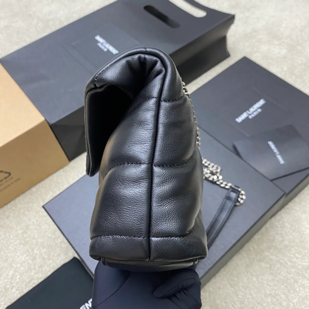 💰1440 black sheepskin/antique silver 🌈𝙇𝙤𝙪𝙇𝙤𝙪 𝙥𝙪𝙛𝙛𝙚𝙧～LOULOU PUFFER new mini double chain quilted lambskin bag, the latest mini size in the super popular style counter! Made of original ZP leather, it feels soft and delicate, and it is as cute as a marshmallow when you take it out! The bag has an inner zippered pocket for mobile phones and valuables, and a card slot for cards. Apart from this, there are no extra inner pockets. Although it is small, it has all the essentials and can be used as you like👍20230720 Model: 759337 [original leather] Size: 23x15.5x5.8cm