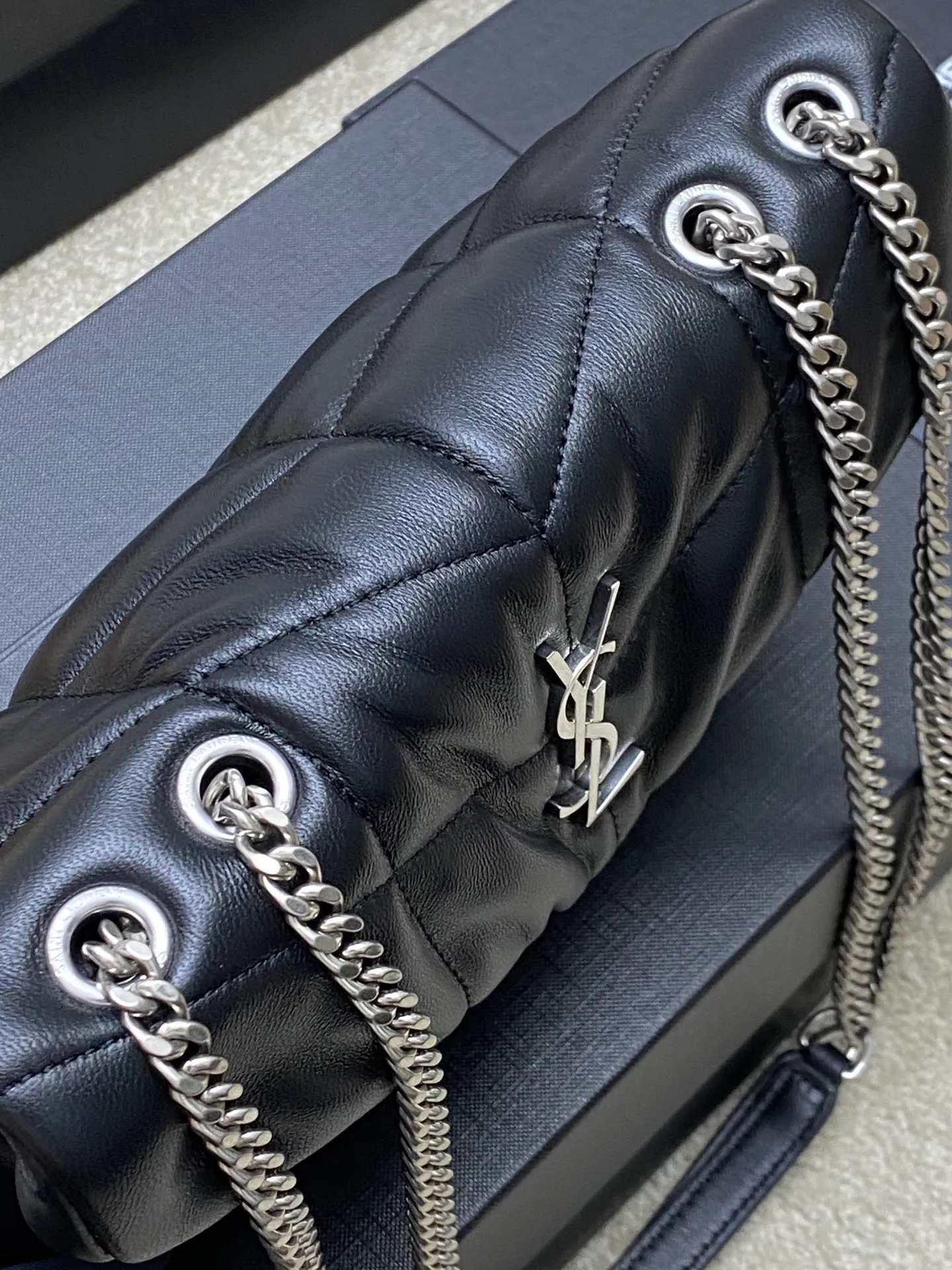💰1440 black sheepskin/antique silver 🌈𝙇𝙤𝙪𝙇𝙤𝙪 𝙥𝙪𝙛𝙛𝙚𝙧～LOULOU PUFFER new mini double chain quilted lambskin bag, the latest mini size in the super popular style counter! Made of original ZP leather, it feels soft and delicate, and it is as cute as a marshmallow when you take it out! The bag has an inner zippered pocket for mobile phones and valuables, and a card slot for cards. Apart from this, there are no extra inner pockets. Although it is small, it has all the essentials and can be used as you like👍20230720 Model: 759337 [original leather] Size: 23x15.5x5.8cm