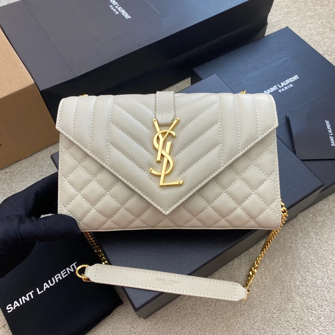 Milk white ball pattern/gold buckle 🌈YSL new style 𝑬𝒏𝒗𝒆𝒍𝒐𝒑𝒆#Small size 21CM Original grain embossed quilted genuine leather envelope bag is classic and timeless, the sky-high V pattern and rhombus caviar pattern, Italian ZP original cowhide with eye-catching Y family logo, elegant and fashionable all in one! Get it and it’s ZP! 20220680 Model: 600915 [original leather] Size: 21x13x6cm